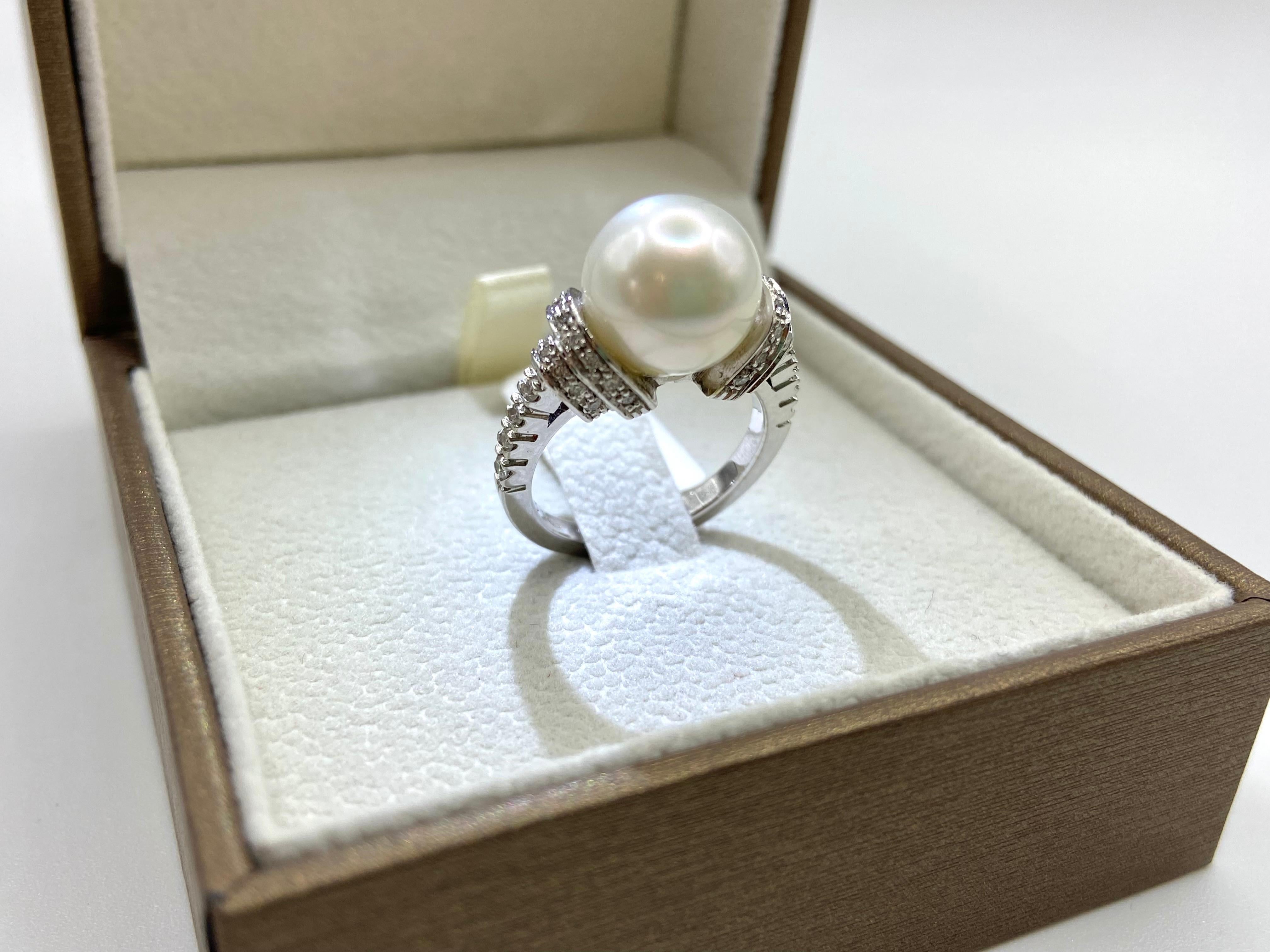 Women's or Men's 18 Kt White Gold Ring, Australian Cultured Pearl, Brilliant Cut Diamonds For Sale