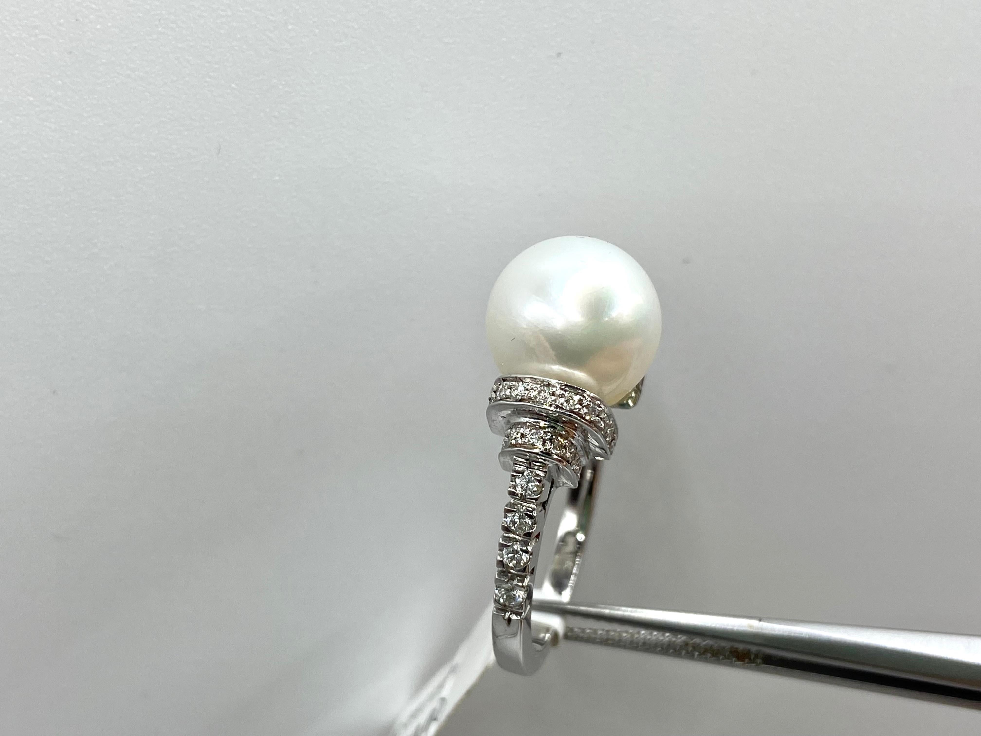 18 Kt White Gold Ring, Australian Cultured Pearl, Brilliant Cut Diamonds For Sale 2