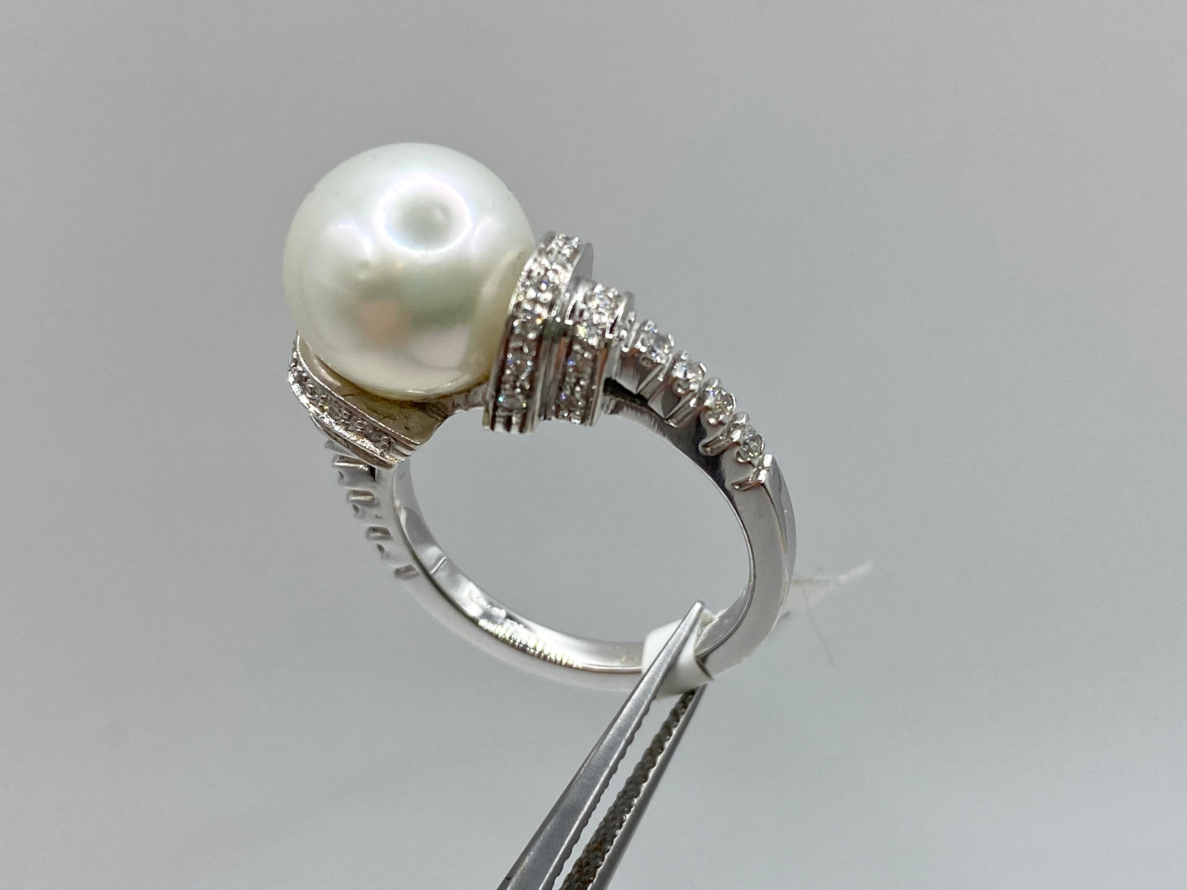 18 Kt White Gold Ring, Australian Cultured Pearl, Brilliant Cut Diamonds For Sale 4
