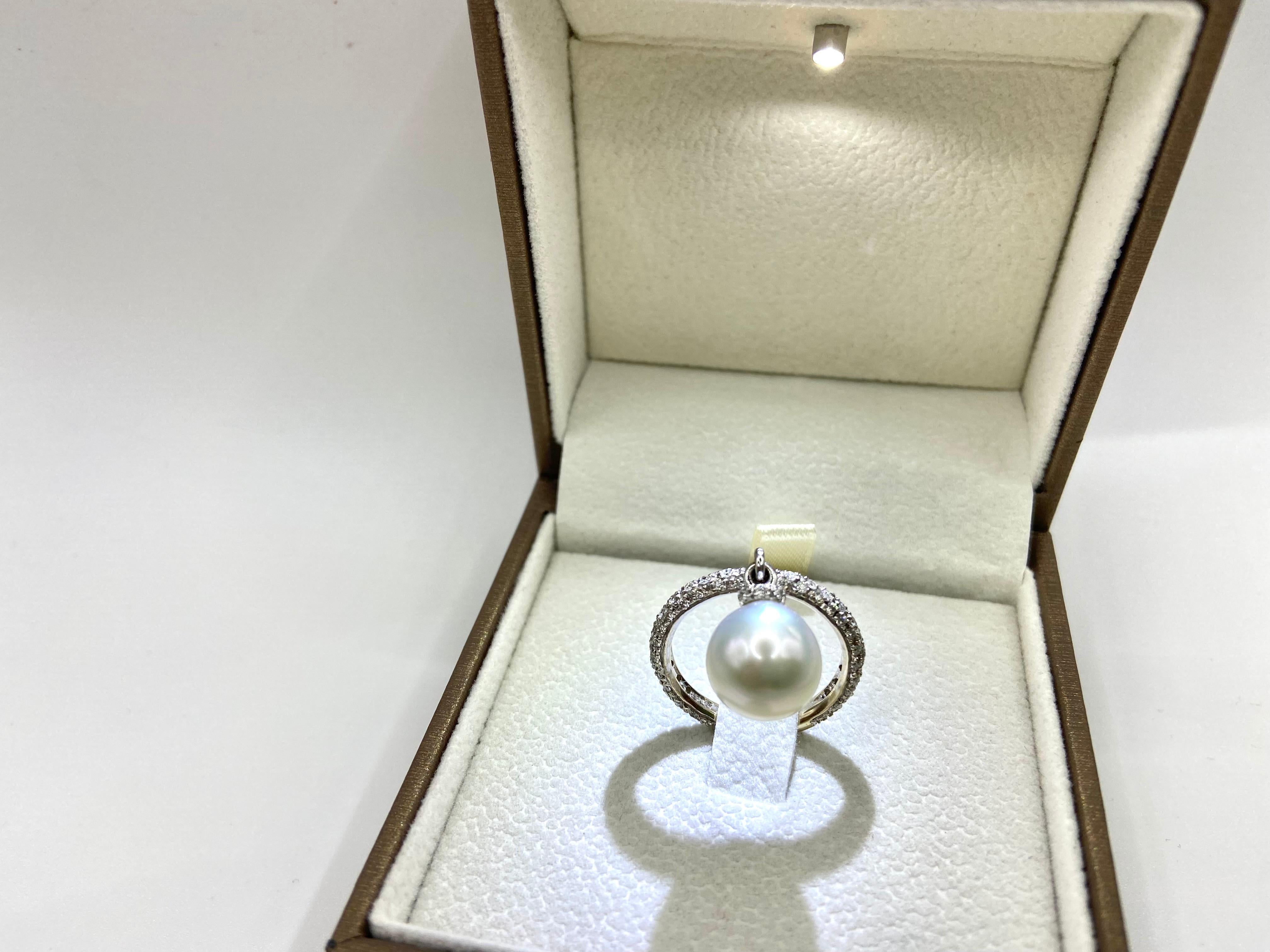 18 Kt White Gold Ring, Australian Cultured Pearl, Brilliant Cut Diamonds For Sale 4