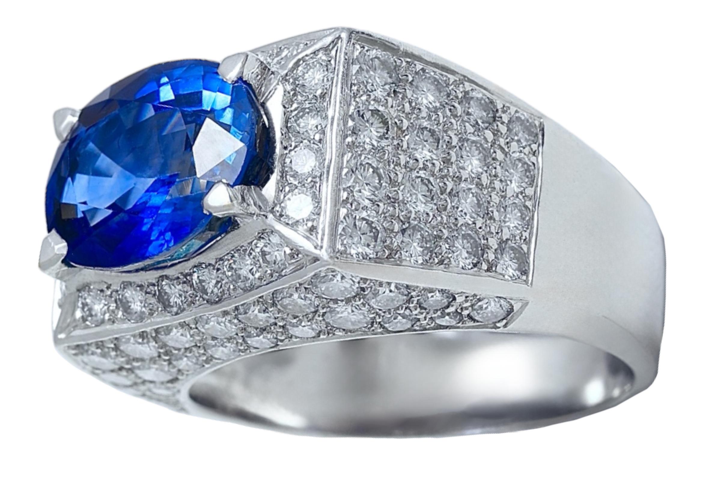 18 kt White Gold Ring, Ceylon Intense Blue Sapphire 6.3 Ct, Amazing Color In New Condition For Sale In Antwerp, BE