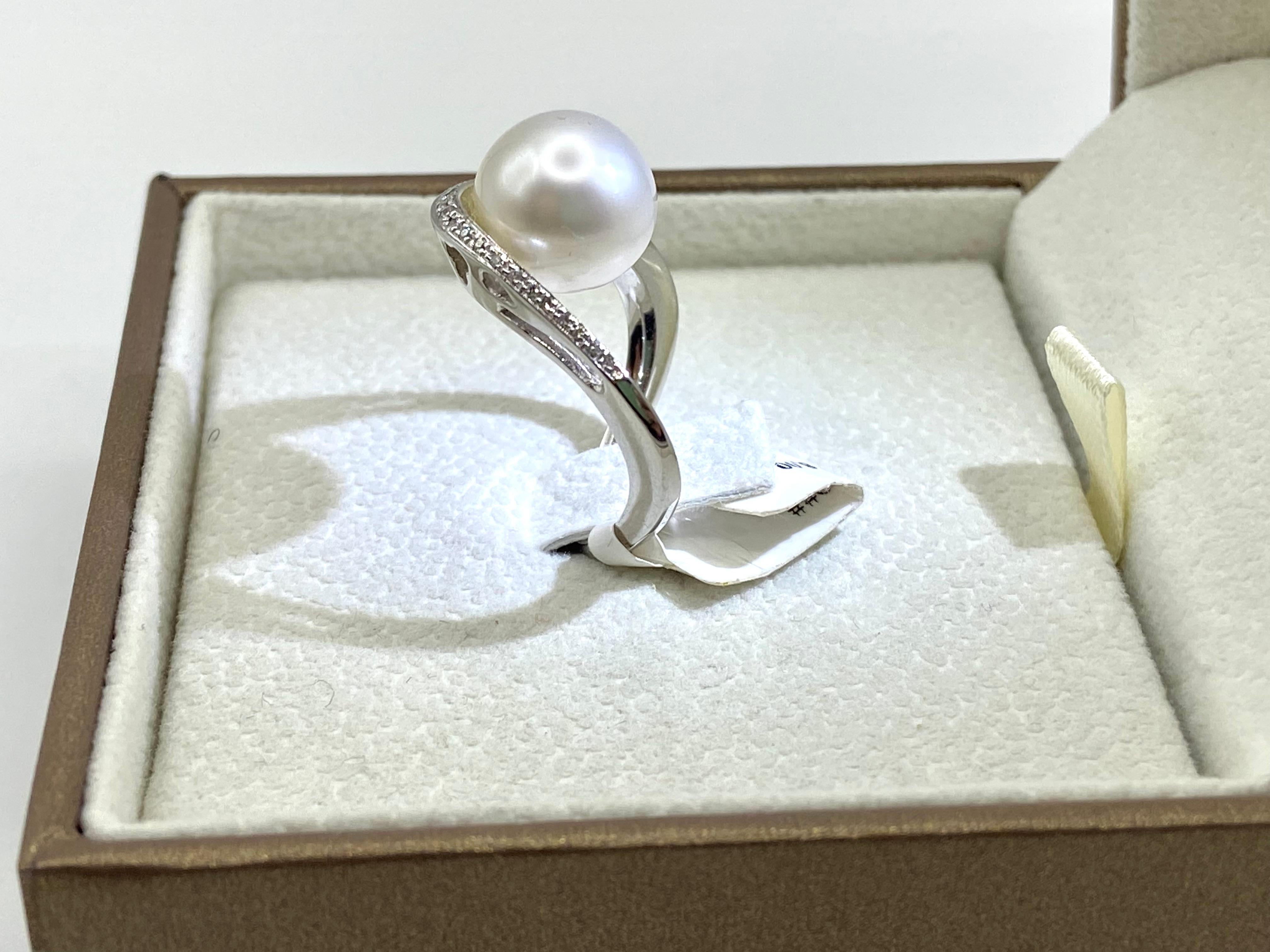 18 kt white gold ring, cultured pearl mm 10, brilliant cut diamonds
Handmade. The Australian cultured pearl, called , ct 8 , measures 11 mm.  18 kt gold. Brilliant cut diamonds set, color G, vs, 0.09 ct; It weighs 5 grams, size 11 .Design ring, sold