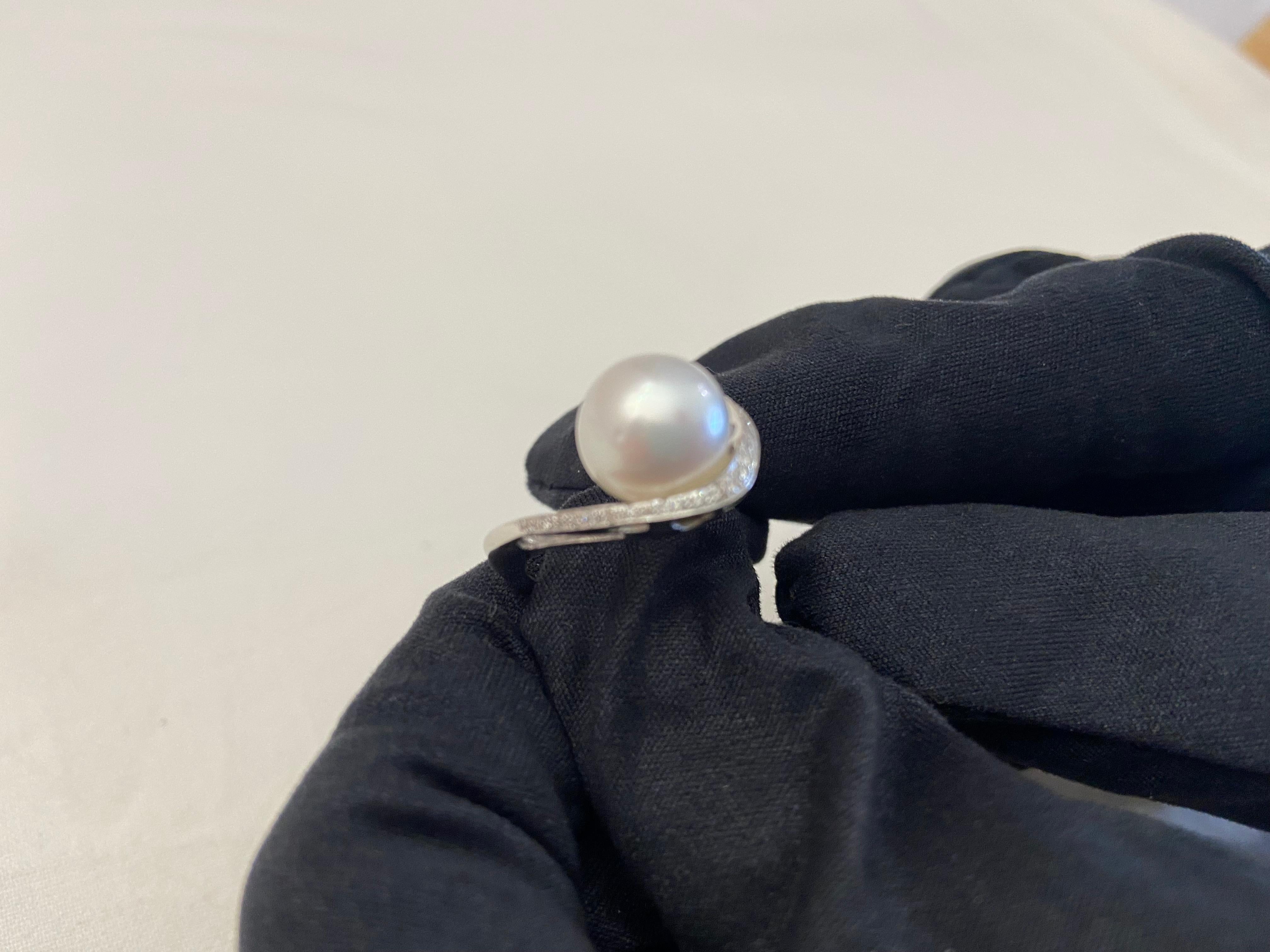Modern 18 Kt White Gold Ring, Cultured Pearl, Brilliant Cut Diamonds For Sale