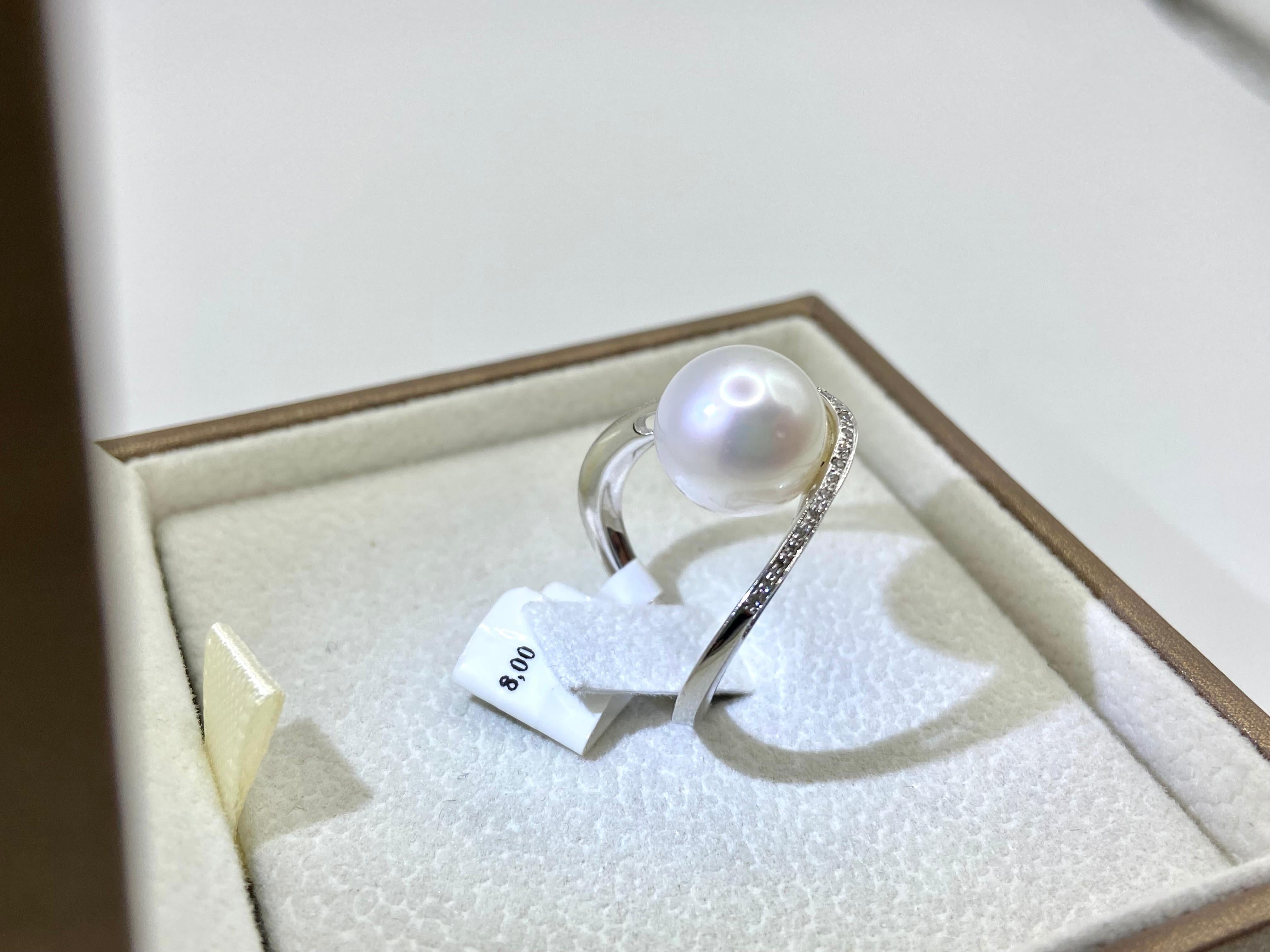 18 Kt White Gold Ring, Cultured Pearl, Brilliant Cut Diamonds For Sale 1