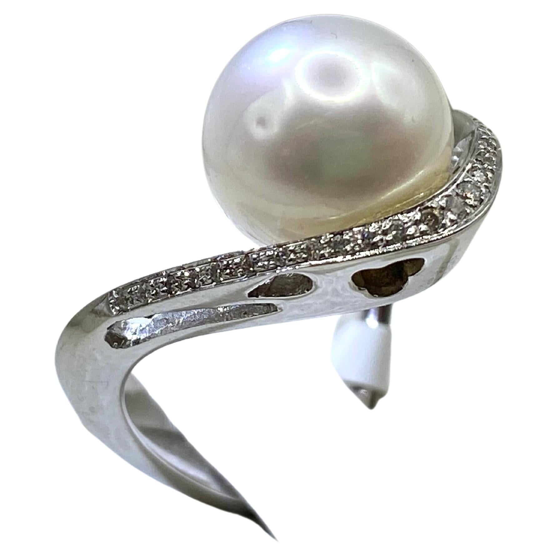 18 Kt White Gold Ring, Cultured Pearl, Brilliant Cut Diamonds For Sale