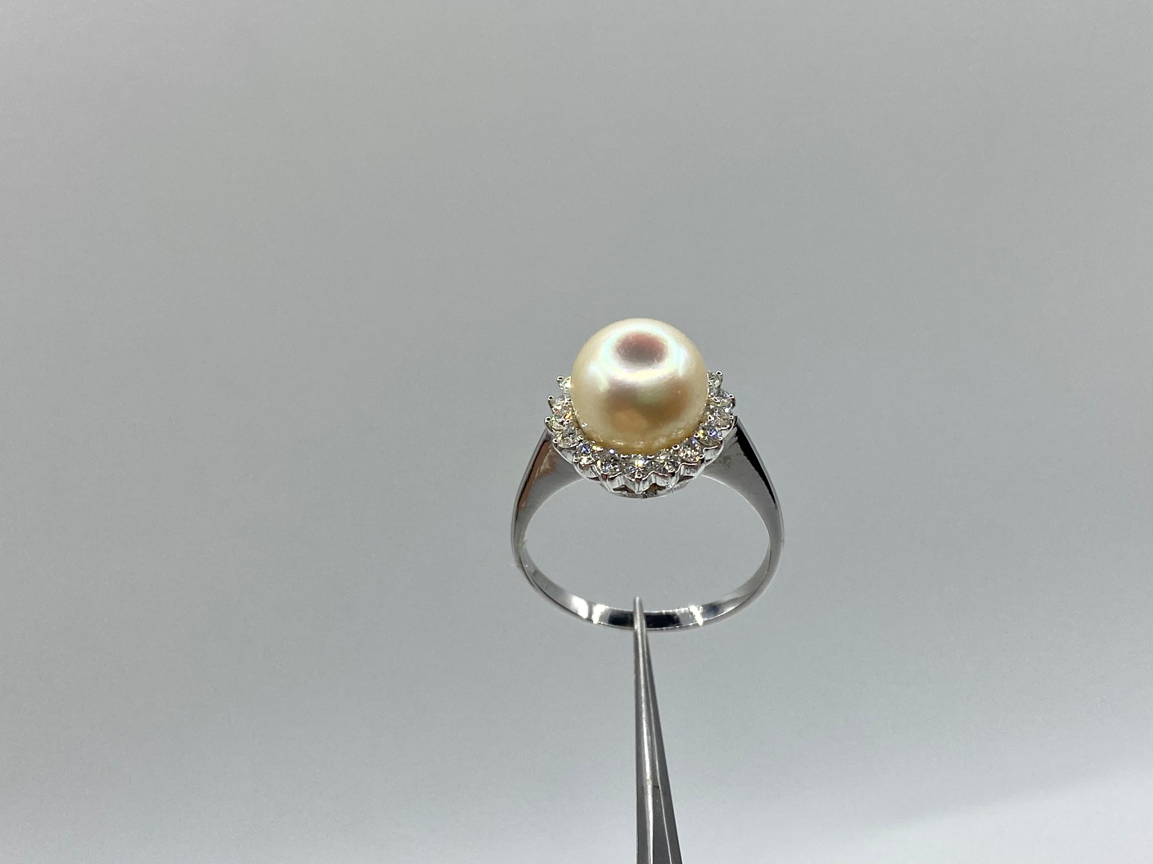 18 kt white gold ring, cultured pearl mm 9, brilliant cut diamonds
Handmade. The cultured pearl, measures 9 mm.  18 kt gold. Brilliant cut diamonds set, color G, vs, 0.50 ct; It weighs 4.5 grams, size 15 (on request I can have it modified by a