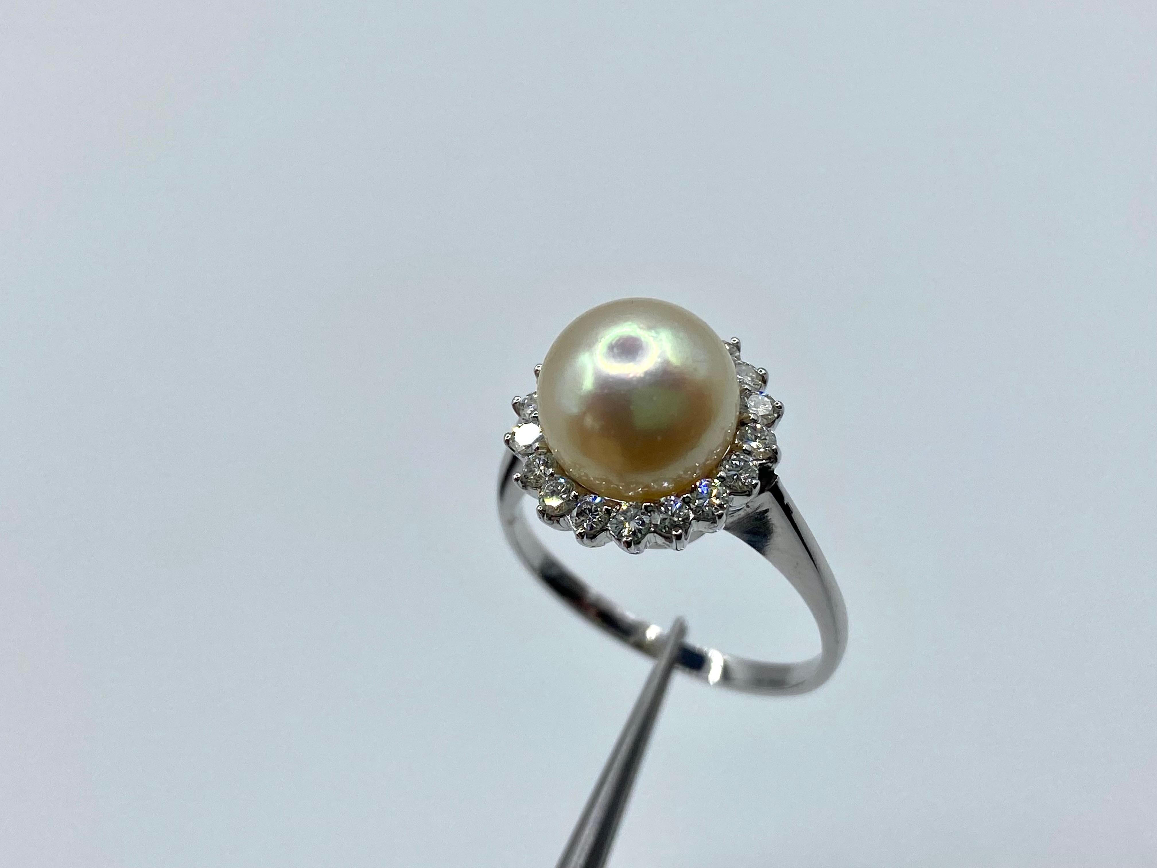 Modern 18 Kt White Gold Ring, Cultured Pearl, Brilliant Cut Diamonds For Sale