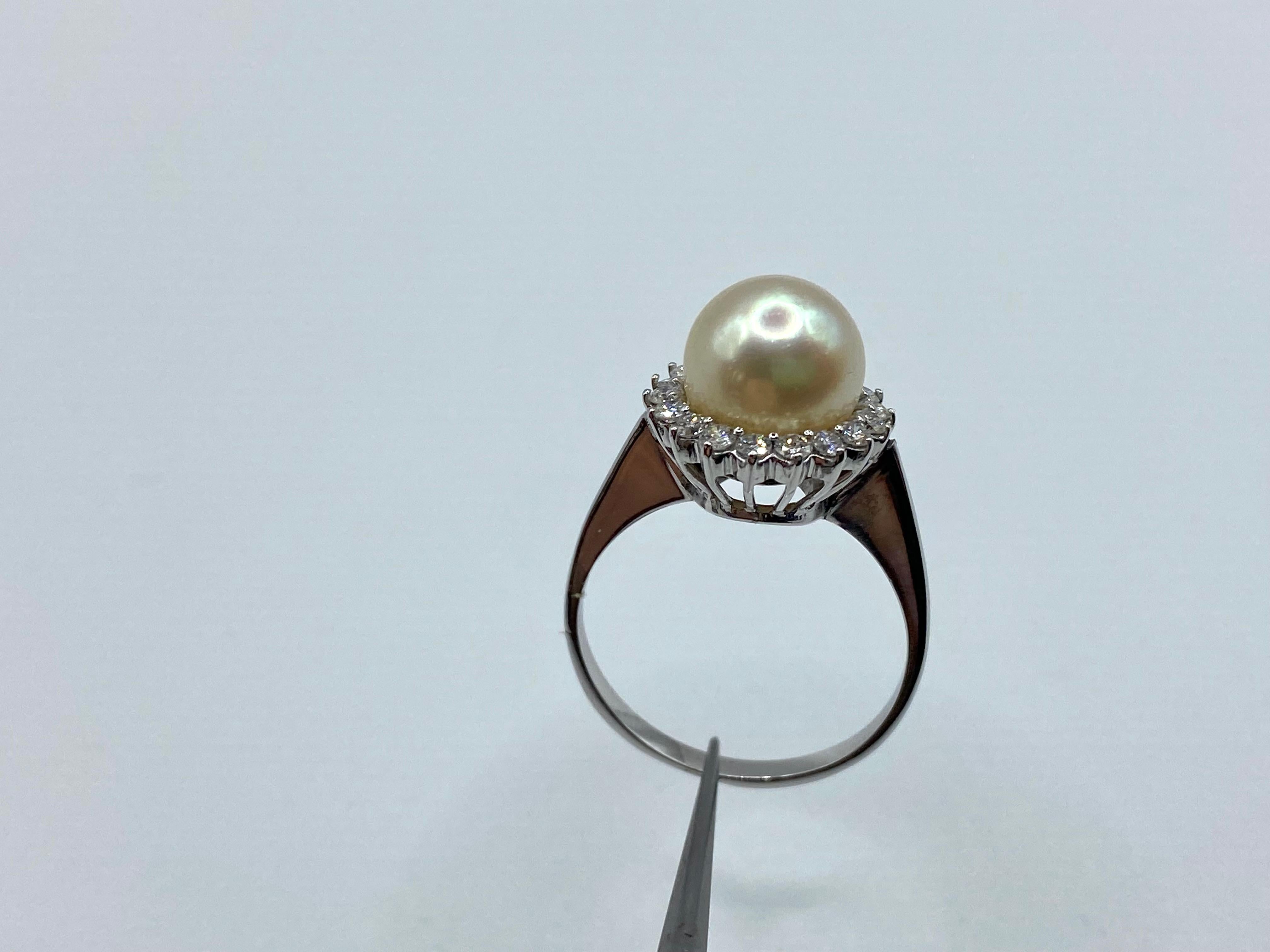 Women's or Men's 18 Kt White Gold Ring, Cultured Pearl, Brilliant Cut Diamonds For Sale