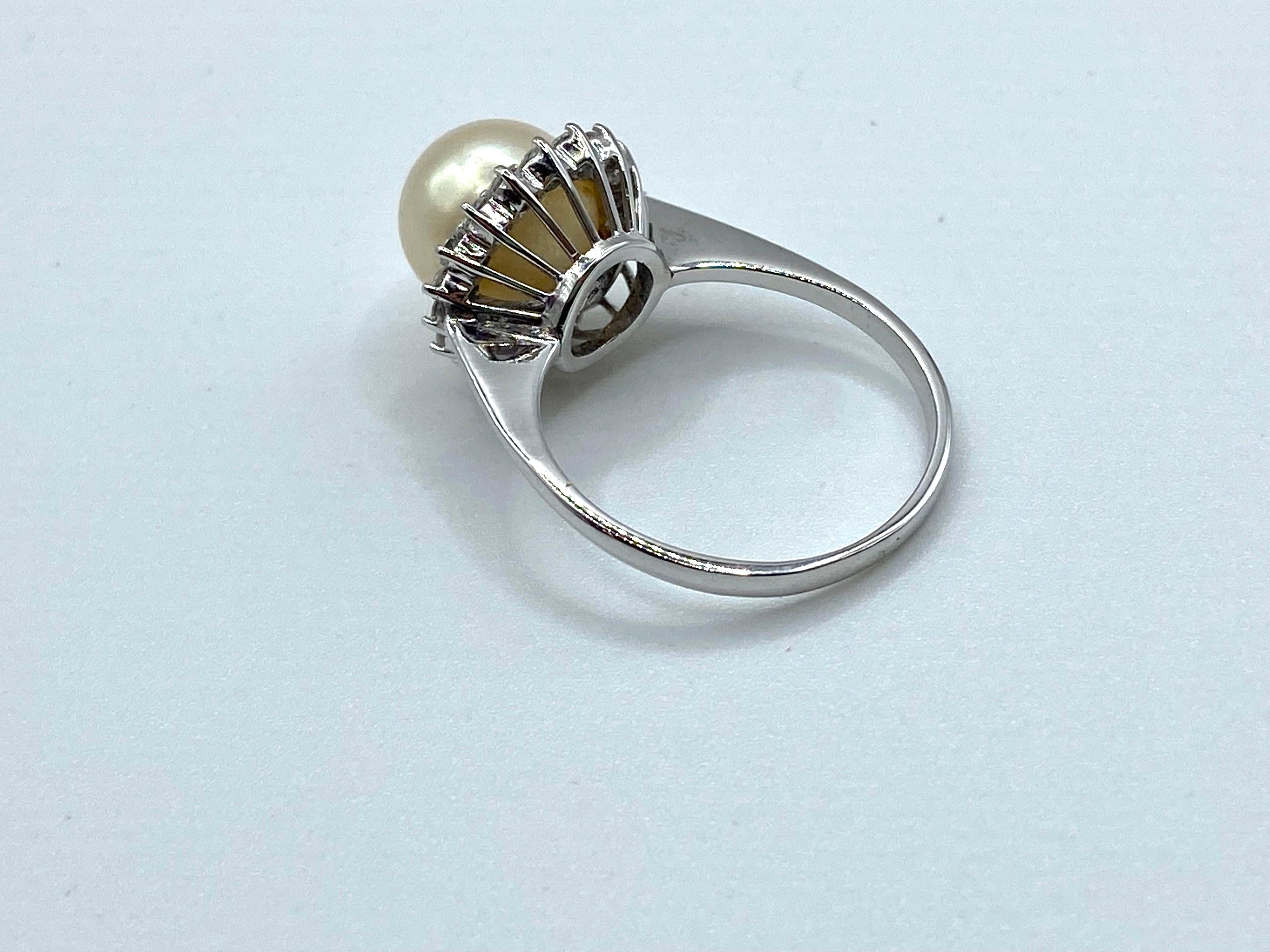 18 Kt White Gold Ring, Cultured Pearl, Brilliant Cut Diamonds For Sale 2