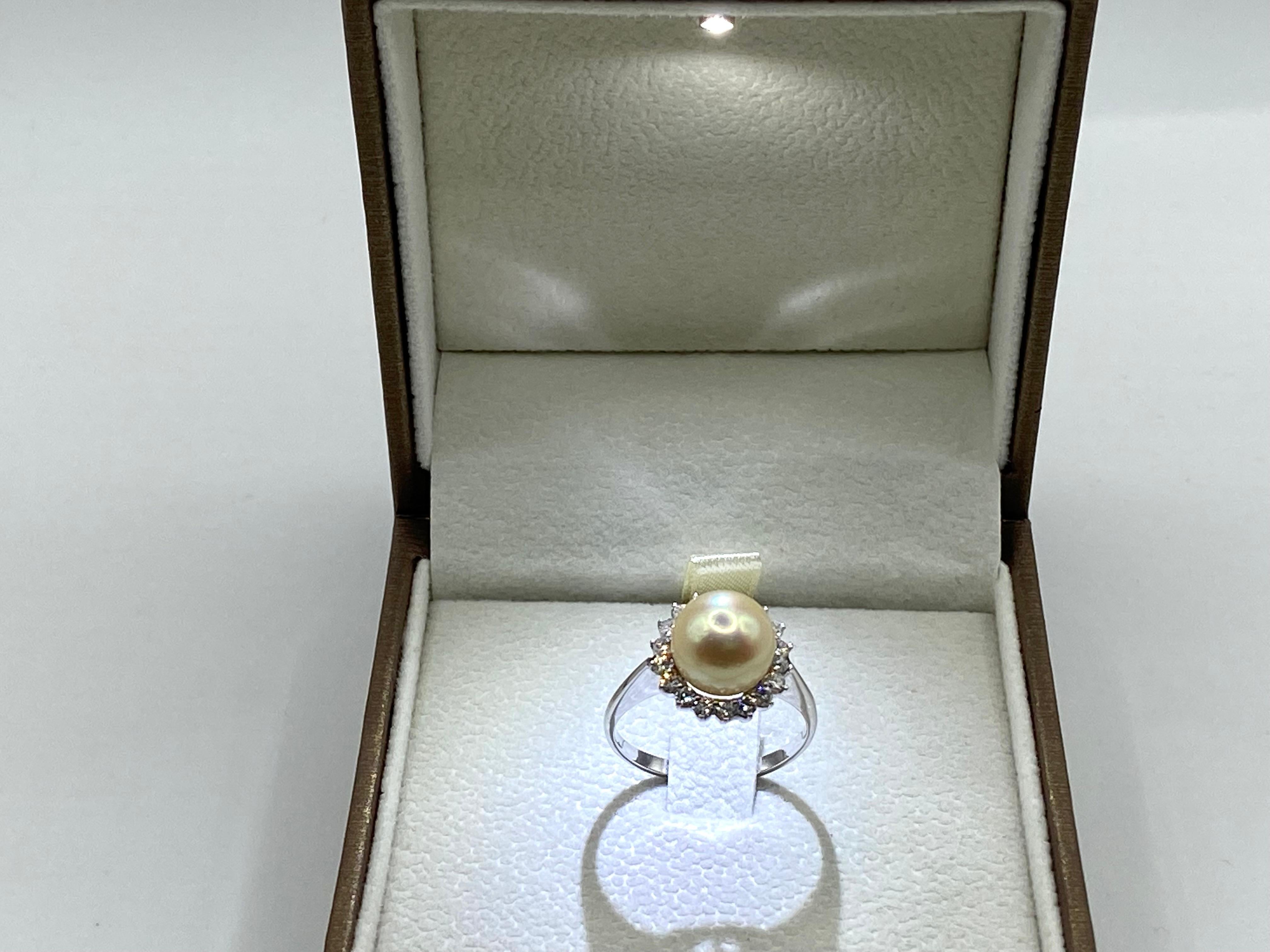 18 Kt White Gold Ring, Cultured Pearl, Brilliant Cut Diamonds For Sale 3