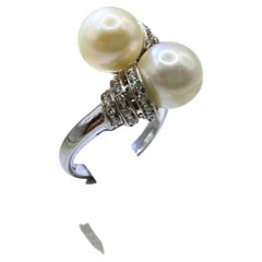 18 Kt White Gold Ring, Cultured Pearl, "Contrariè", Brilliant Cut Diamonds