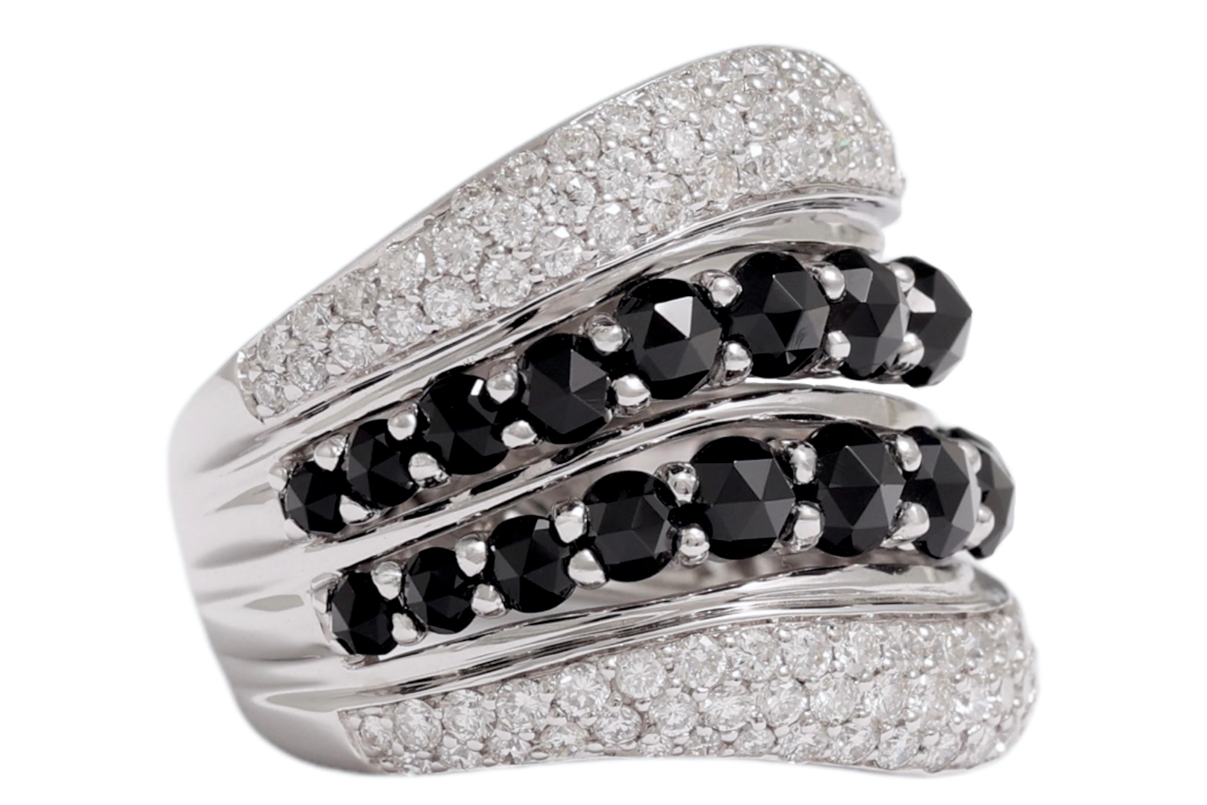 18 KT WHITE GOLDEN RING WITH ONYX & DIAMONDS

MATERIAL: 18 kt white gold

SIZE: 53 ( can be resized for free)

WEIGHT: 11.9 grams 

DIAMONDS: brilliant cut diamonds (together  1,50 Ct F/G VS)

