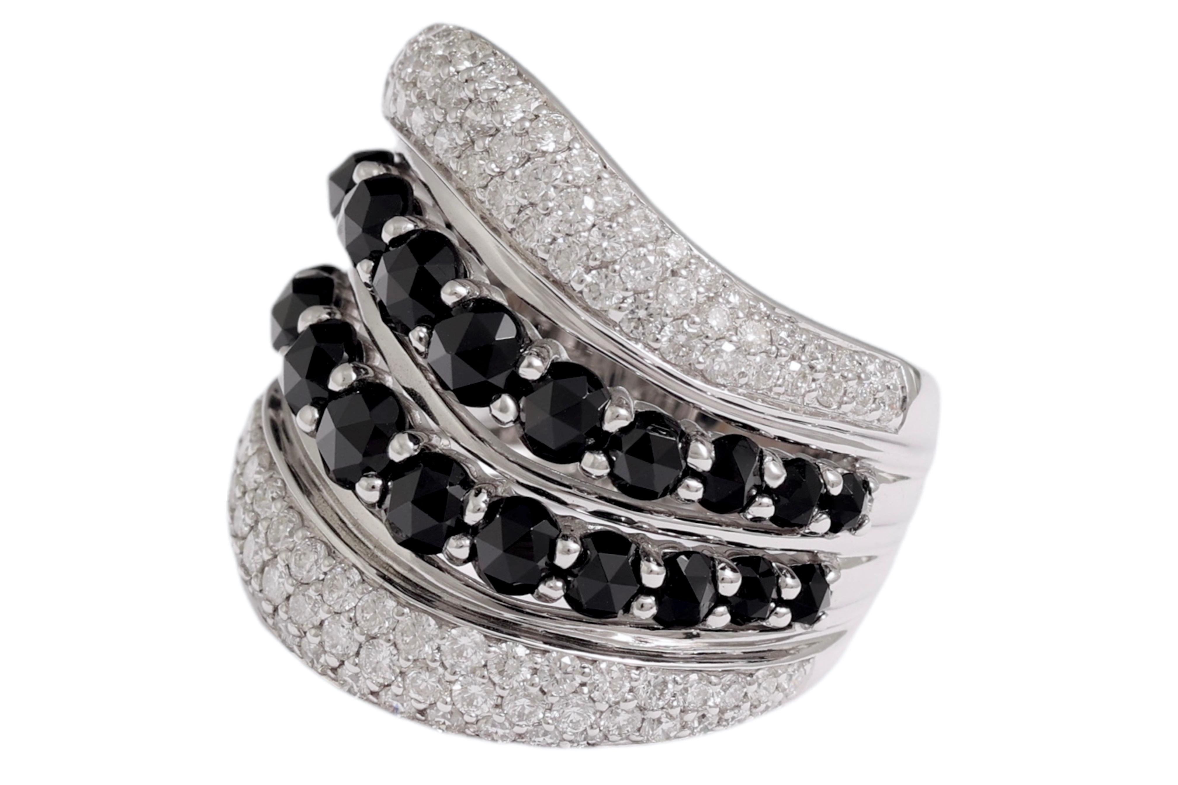 Brilliant Cut 18 Kt White Gold Ring, Diamonds & Onyx For Sale