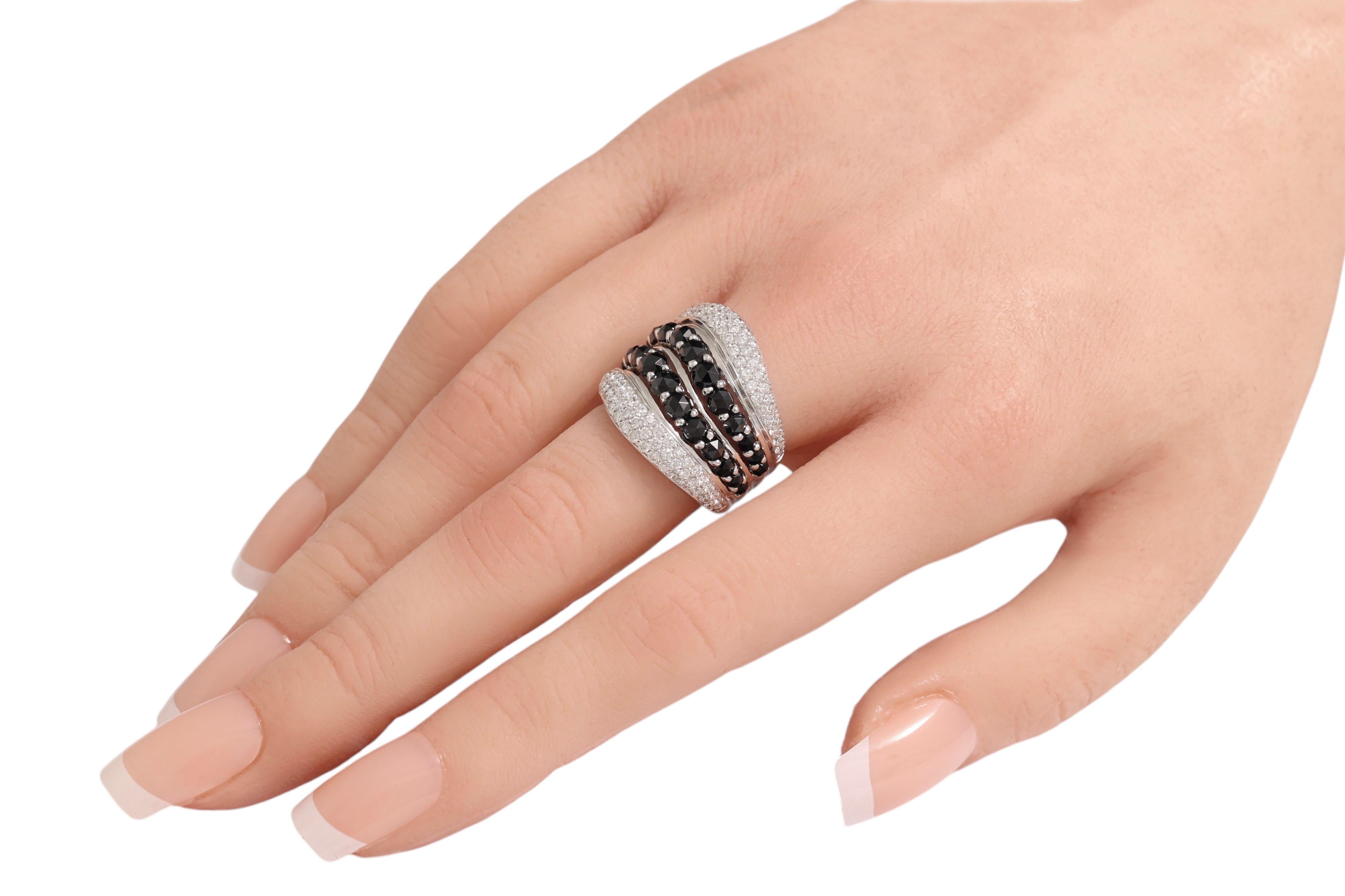 18 Kt White Gold Ring, Diamonds & Onyx For Sale 3