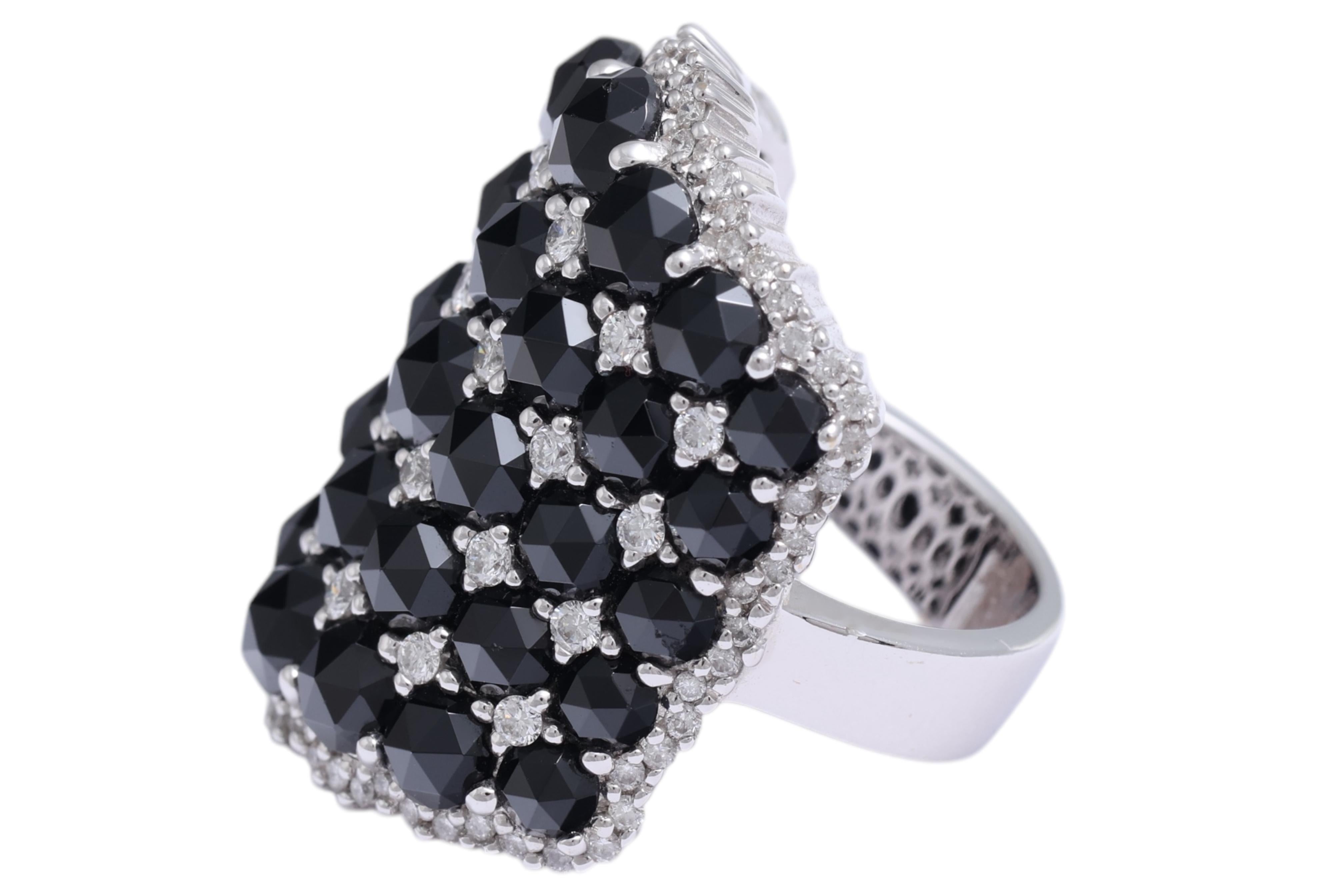 18 Kt White Gold Ring , Diamonds & Onyx Rose Cut Modern Cluster Ring In New Condition For Sale In Antwerp, BE