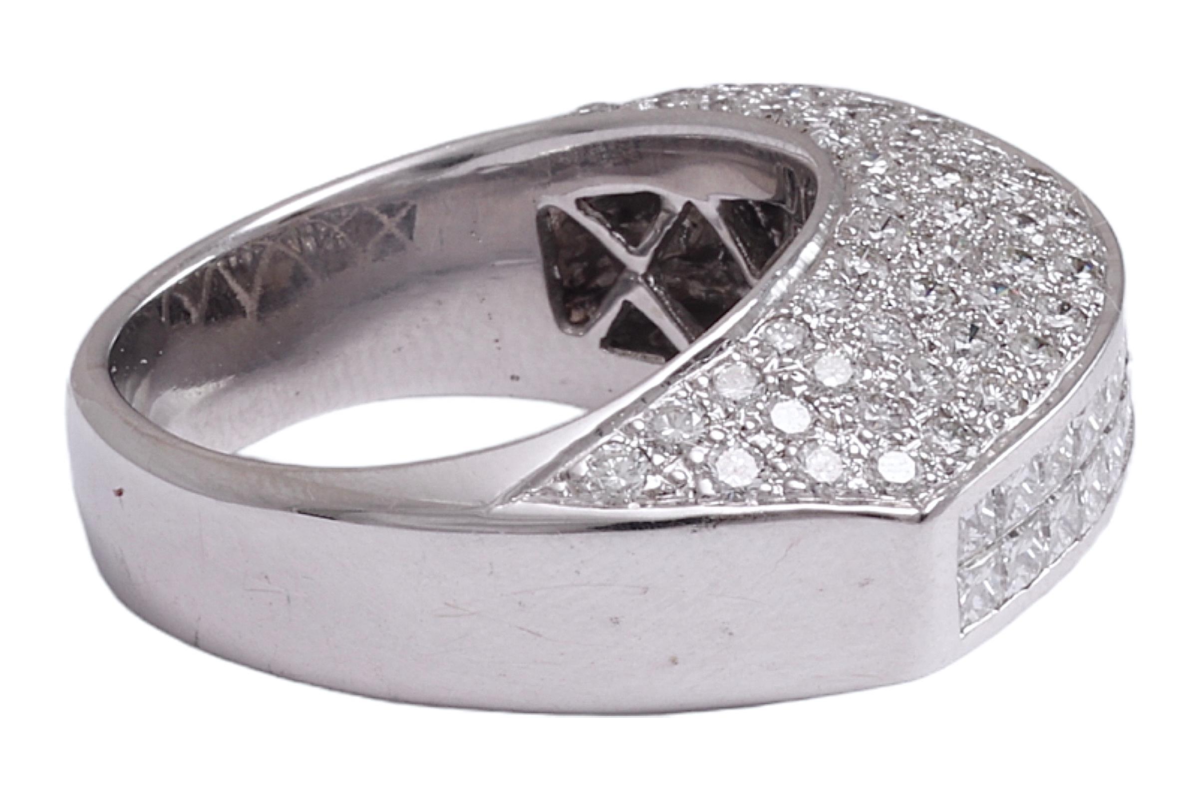 Taglio princess 18 kt. Anello in oro bianco invisibile taglio principessa e Brilliante  1,88 ct. Diamanti in vendita