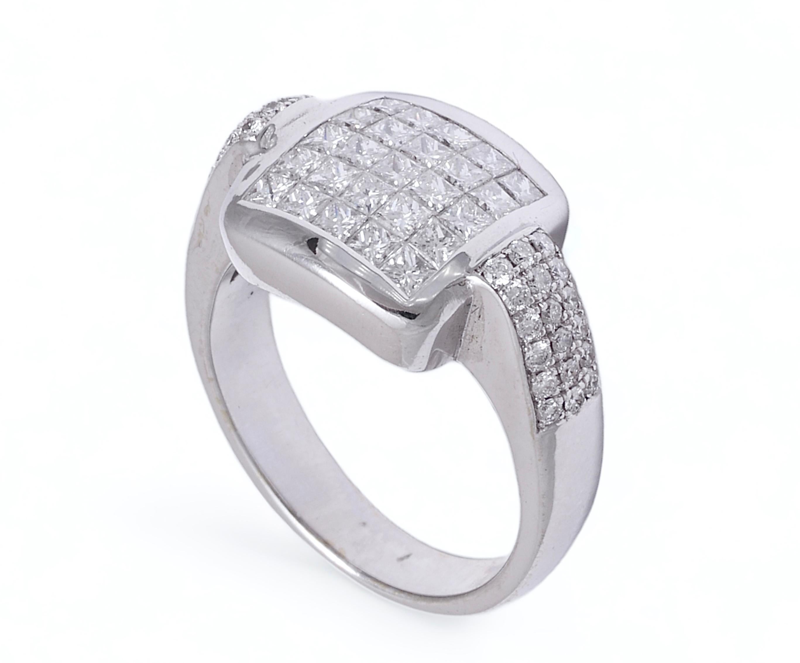 Splendido esemplare da 18 kt. Anello in oro bianco con diamanti taglio Princess e taglio Brilliante incastonati in modo invisibile, per un totale di 1,61 carati.

Diamanti: Diamanti a taglio brillante e princess, per un totale di 1,61