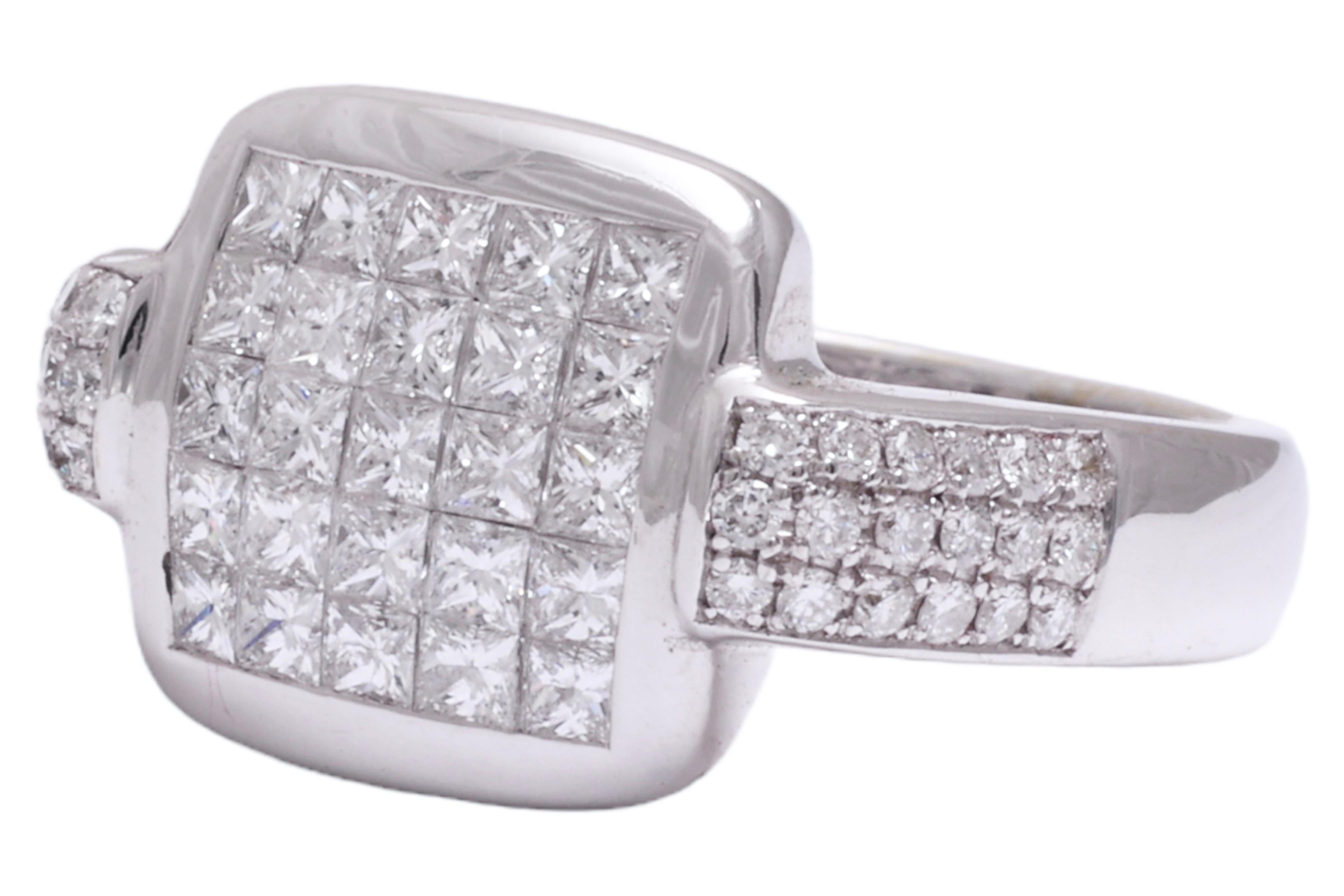 18 kt. Ring aus Weißgold mit unsichtbar gefassten Diamanten im Prinzessin- und Brillantschliff  1,61 ct. (Carréschliff) im Angebot