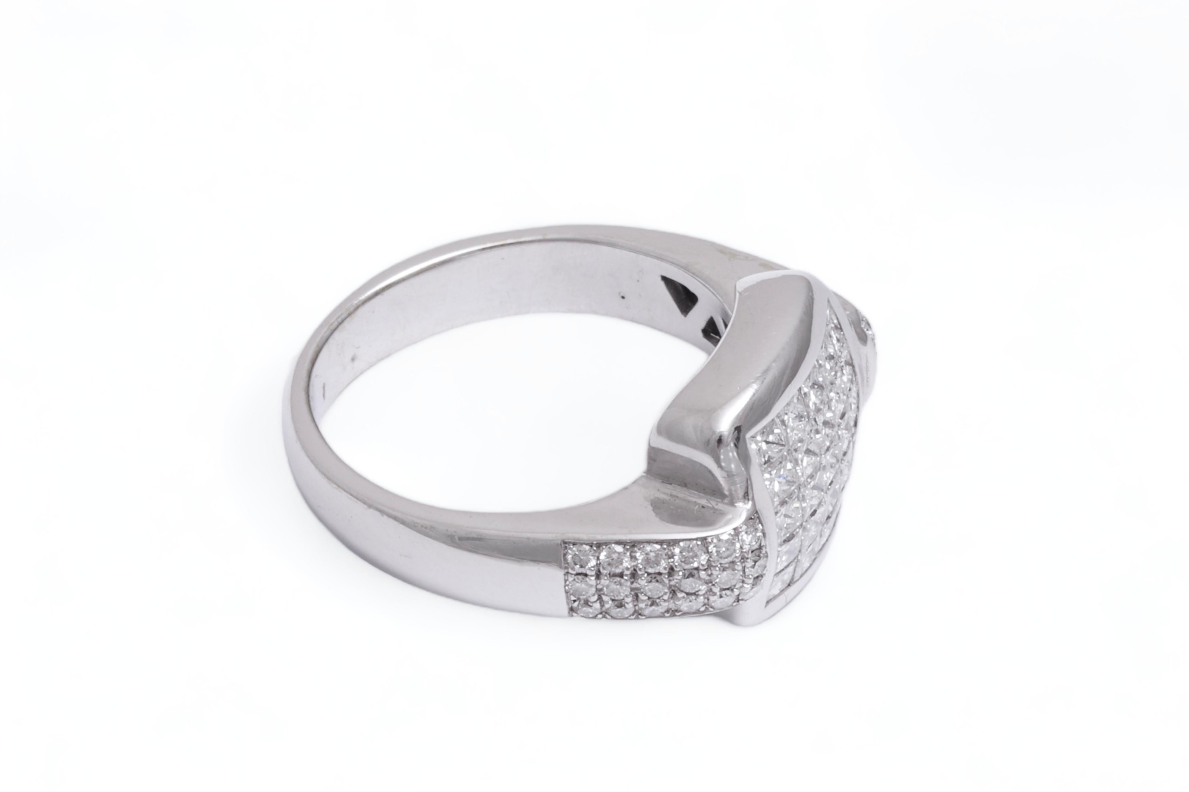18 kt. Anello in oro bianco con incastonatura invisibile di diamanti taglio Princess e Brilliante  1,61 ct. in vendita 1