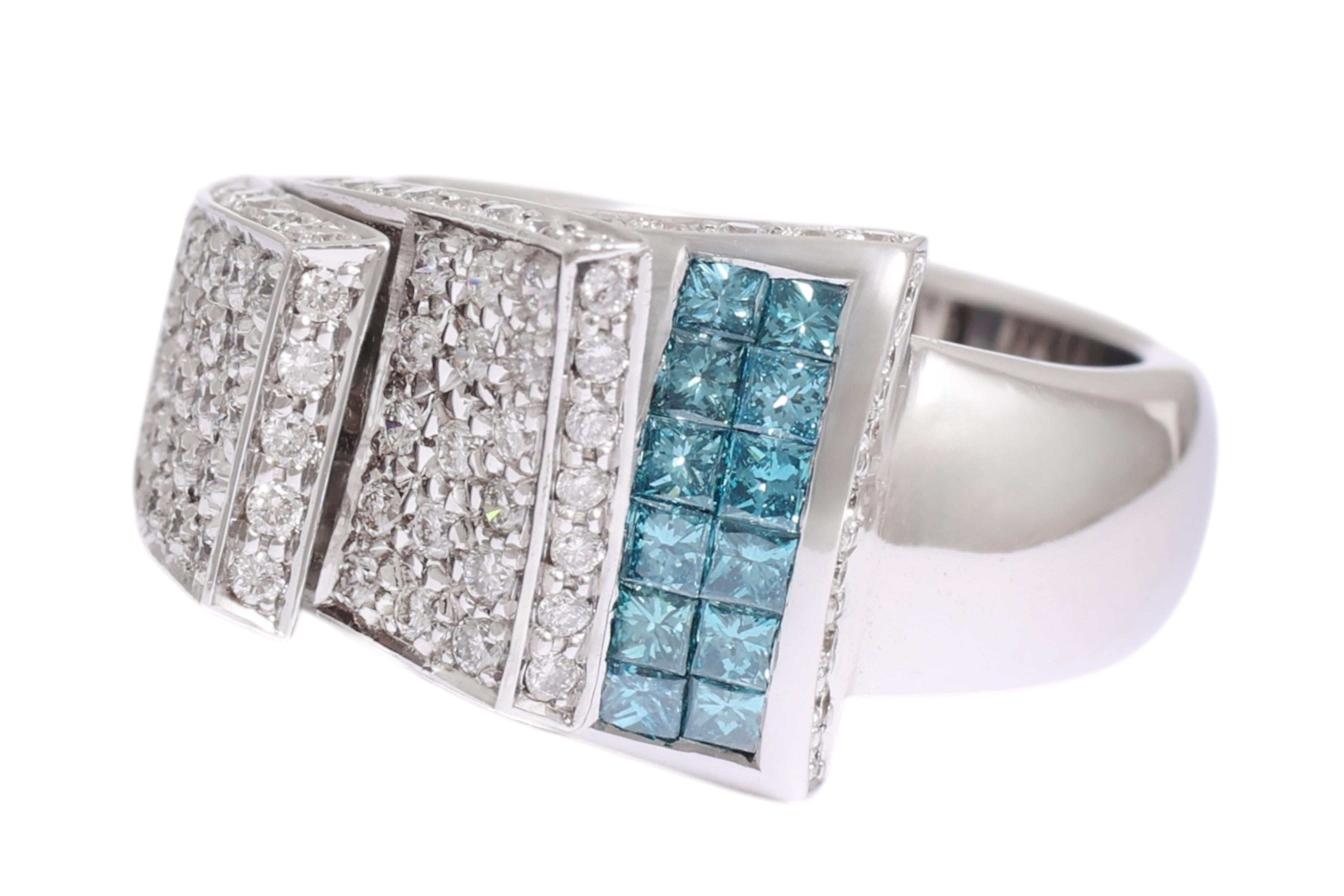 Anello in oro bianco 18 Kt con diamanti incastonati e diamanti taglio Brilliante

MATERIALE: oro bianco 18 kt

DIAMANTI: Diamanti con taglio Princess e diamanti a taglio Brilliante, insieme  1,29 carati

PESO: 13,2 grammi / 8,5 dwt

DIMENSIONE: 53