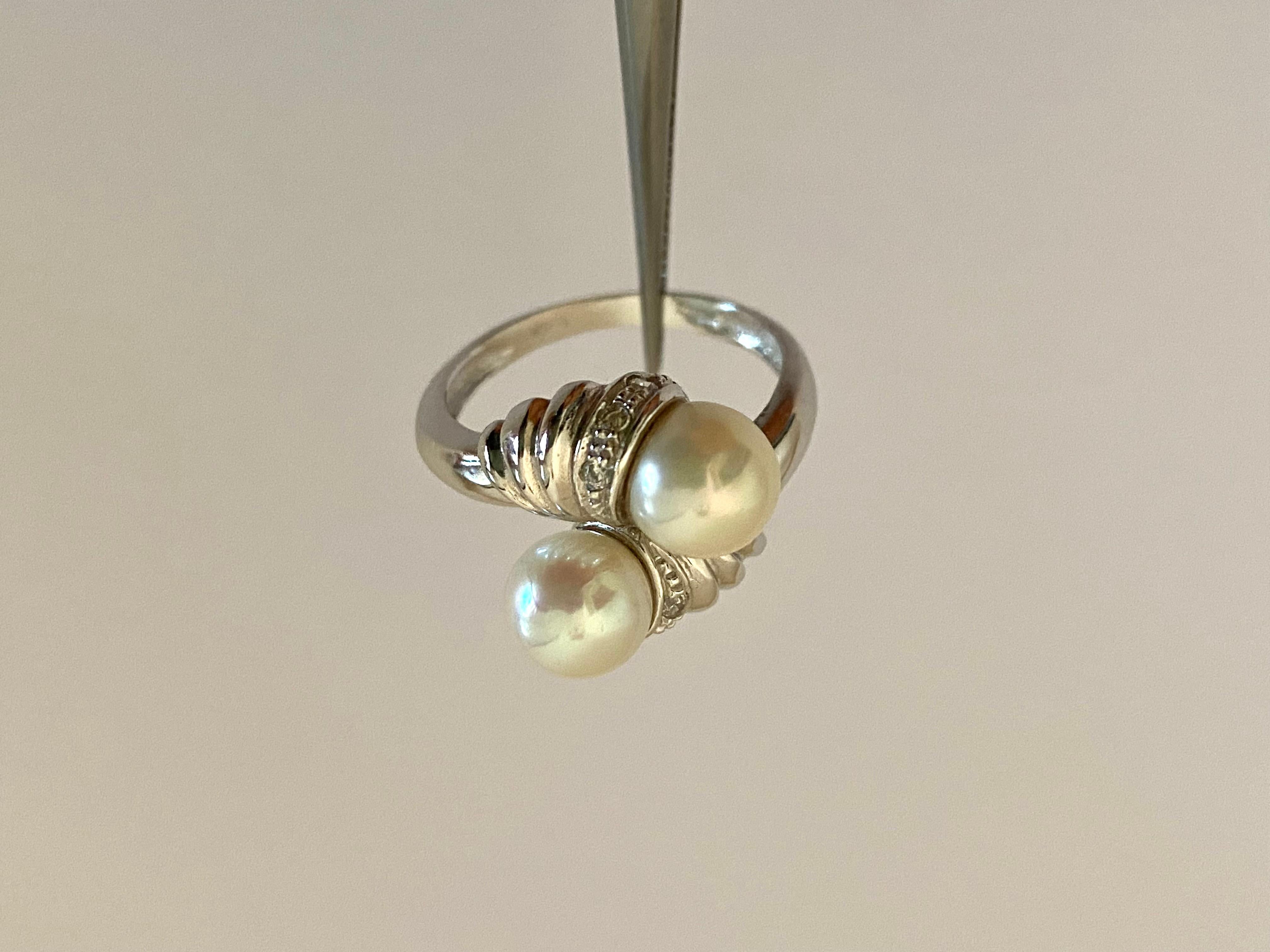 It weighs 5.1 grams and measures 14 (54 American size). There are two sea cultured pearls, diameter mm7, category AA +, set with brilliant cut diamonds G color vs1 ct 0.06.
I ship in an elegant gift box illuminated with LEDs and I enclose a written
