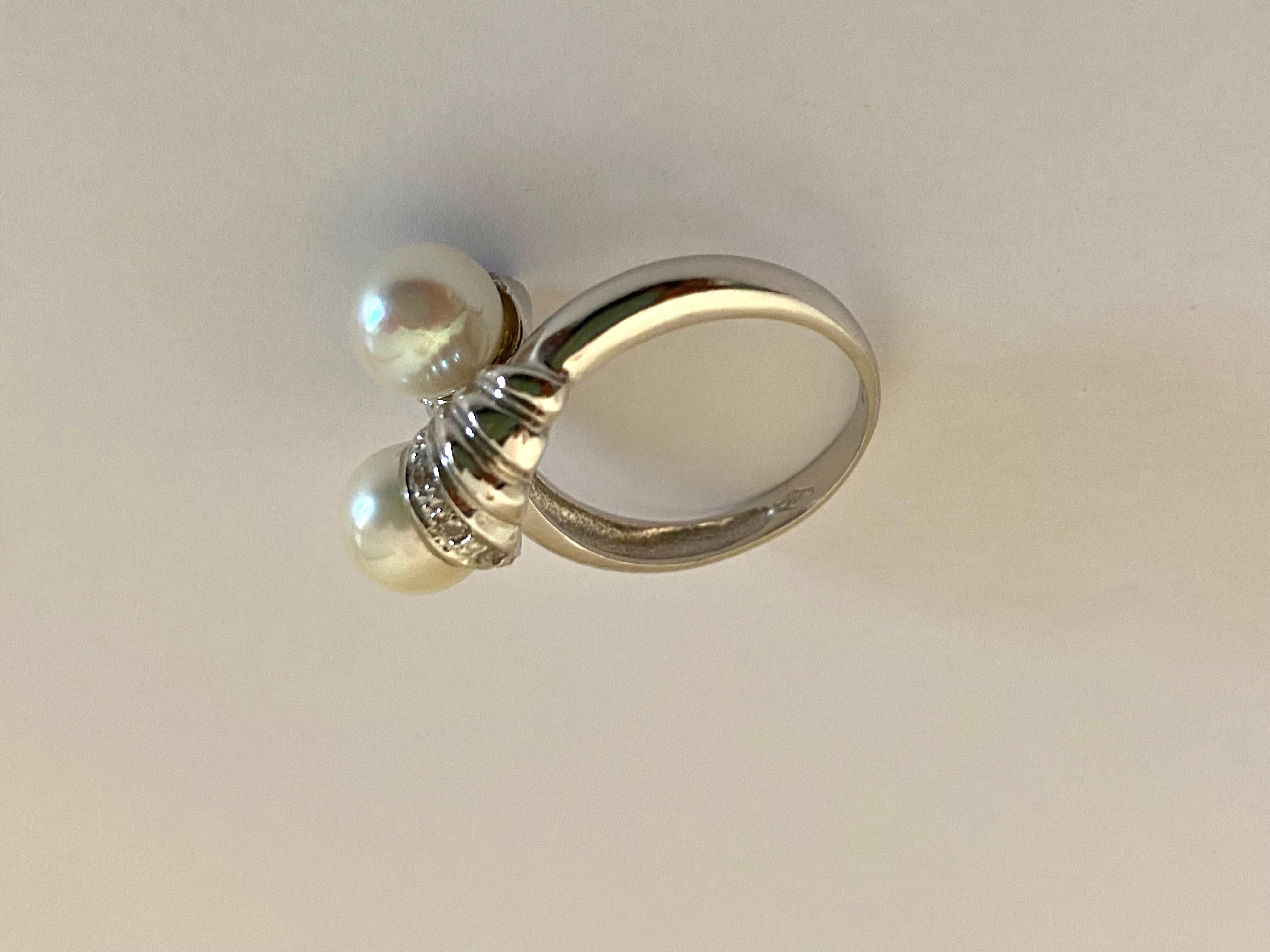 Modernist 18 kt White Gold Ring, Sea Cultured Pearls and Brilliant cut Diamonds For Sale