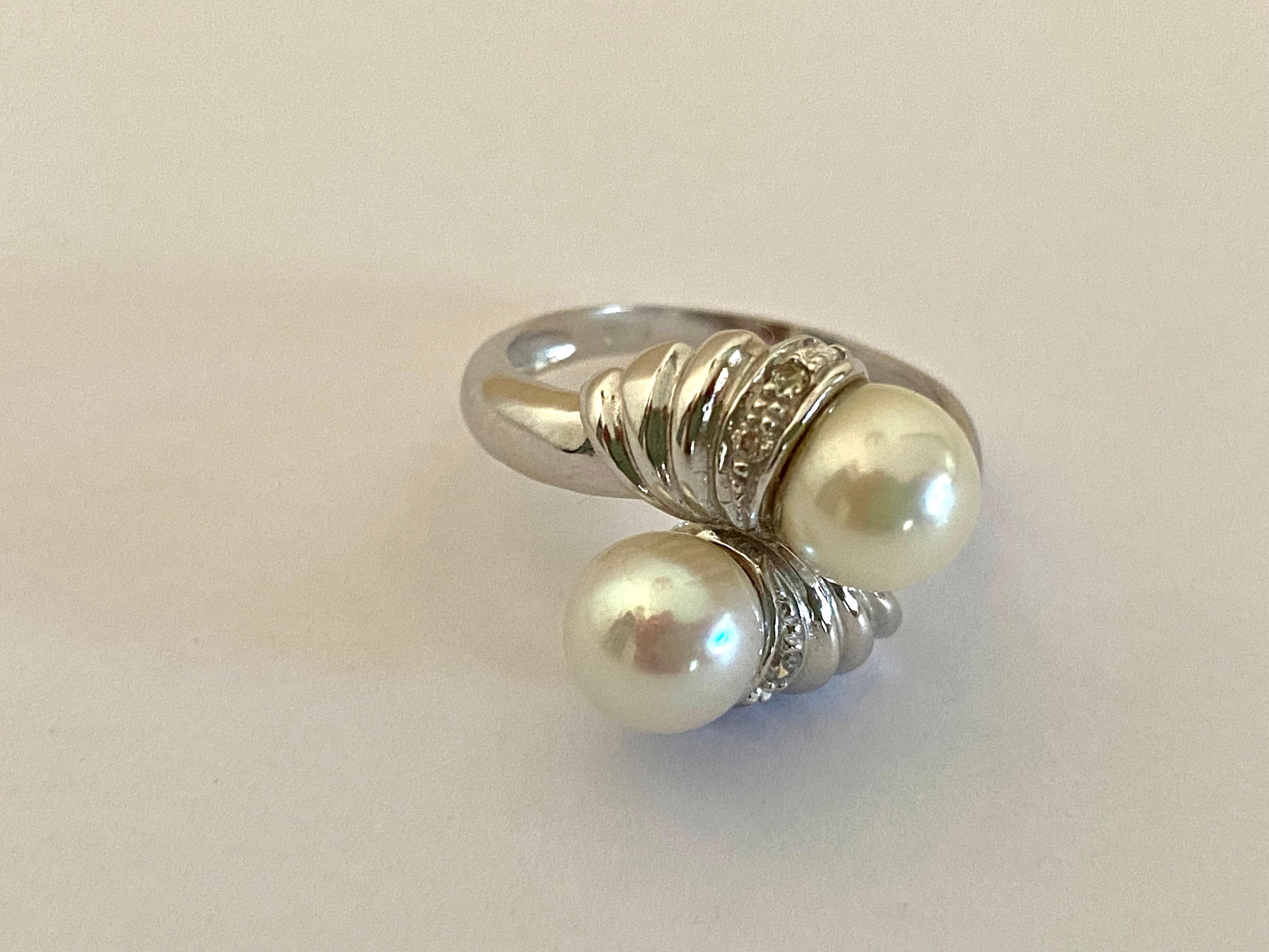Brilliant Cut 18 kt White Gold Ring, Sea Cultured Pearls and Brilliant cut Diamonds For Sale
