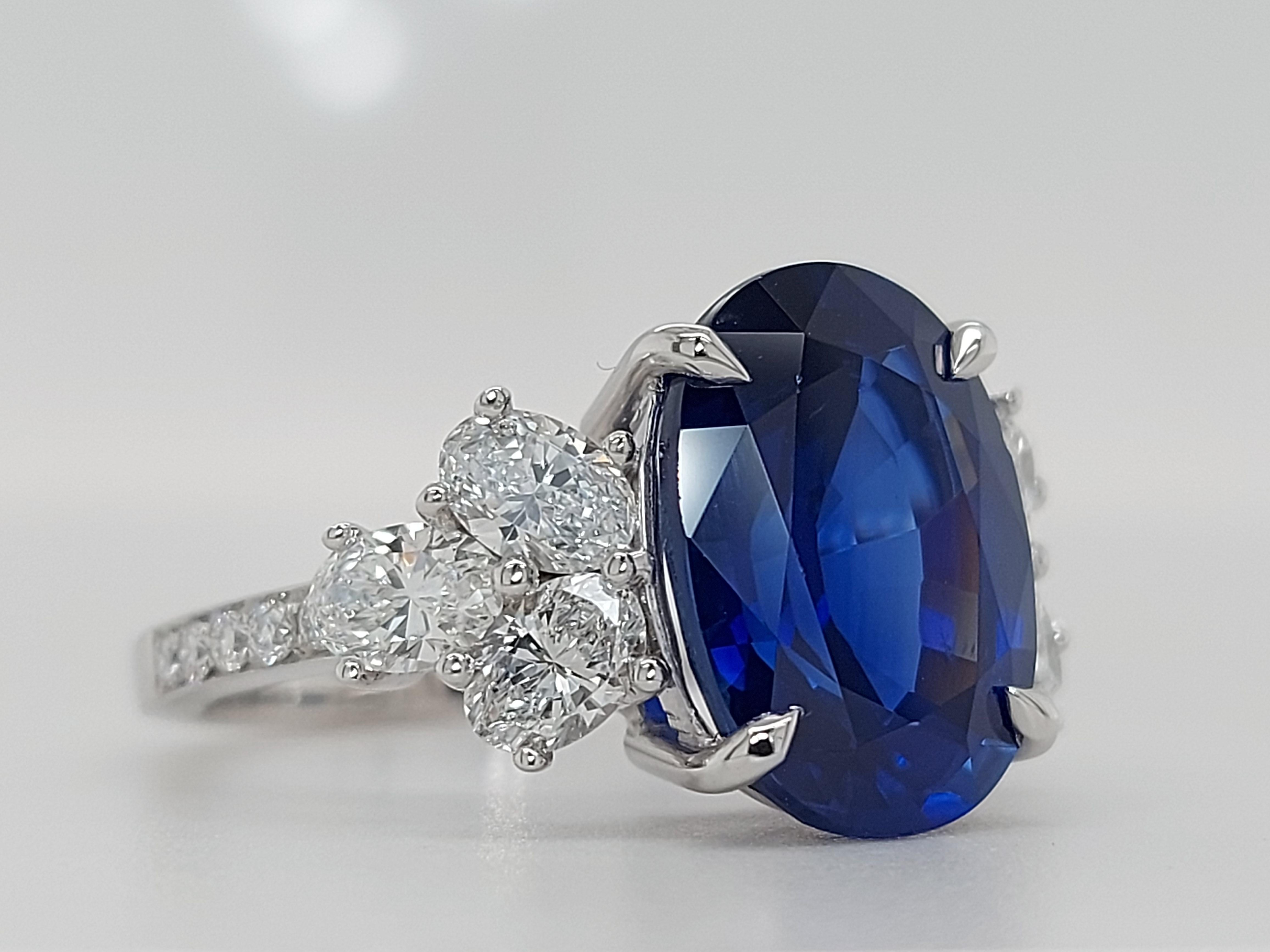 18 Karat White Gold Ring Set with a 7 Carat Sapphire and Diamonds 3