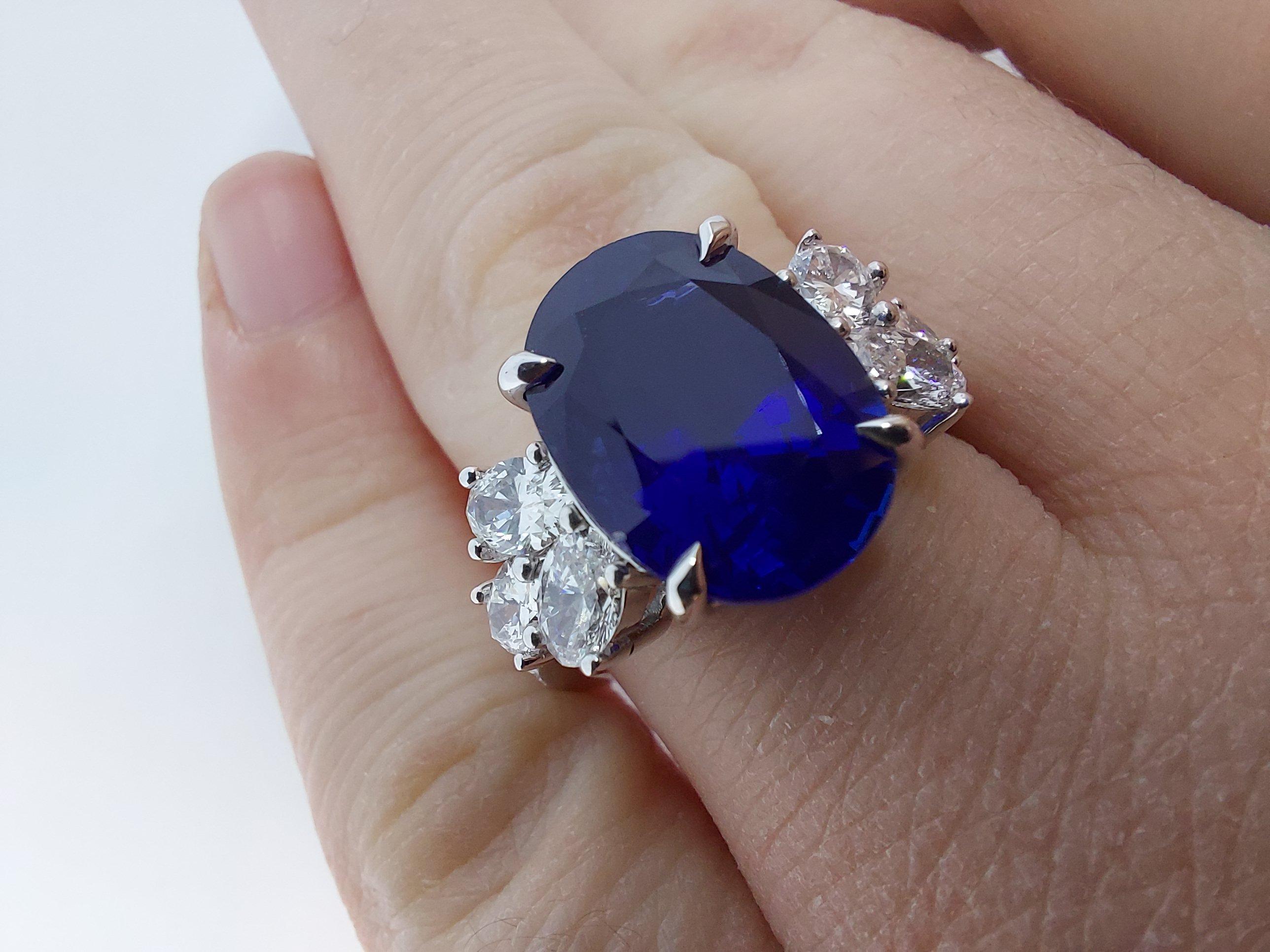 18 Karat White Gold Ring Set with a 7 Carat Sapphire and Diamonds 9