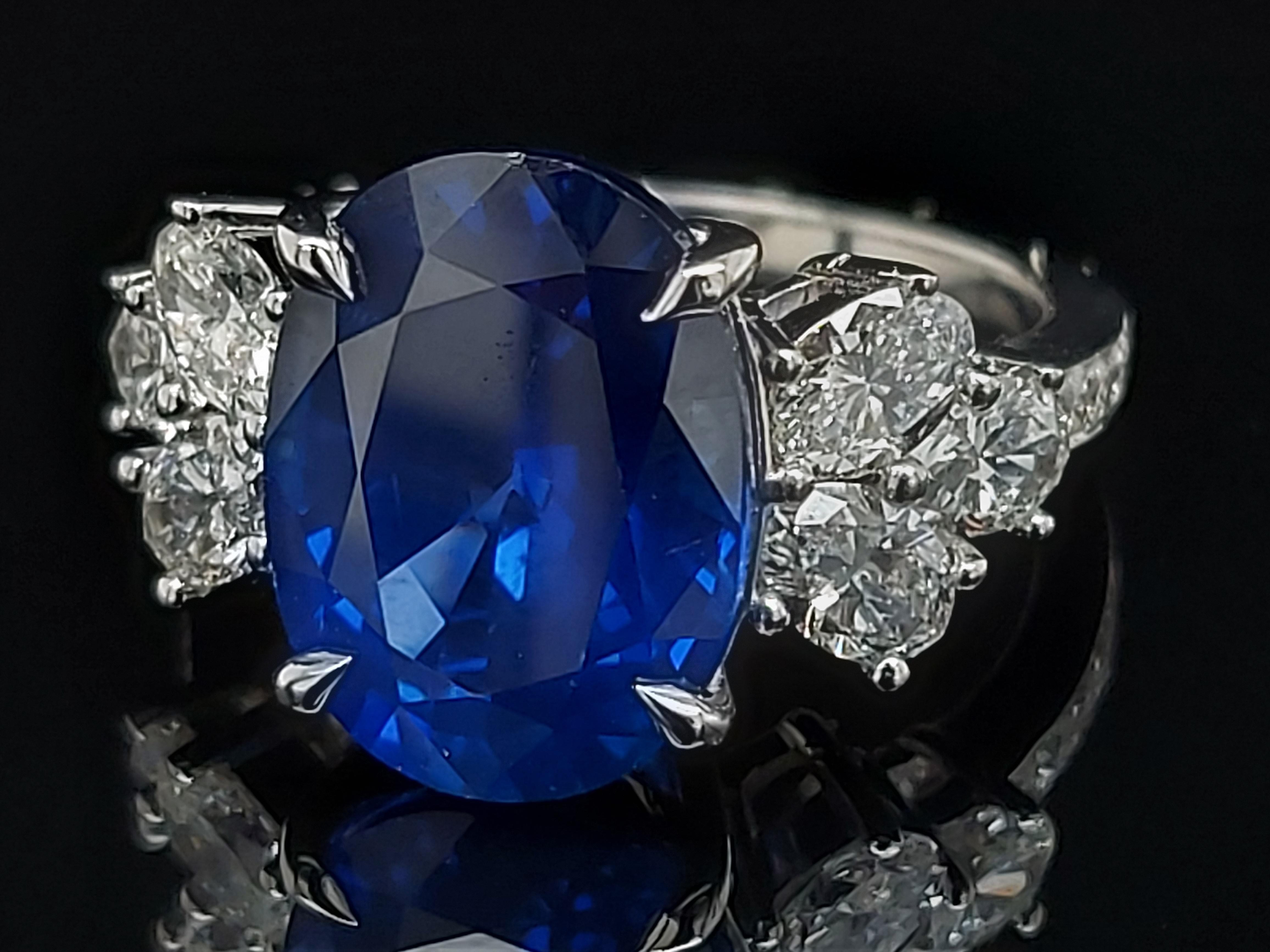 Stunning 18 kt White Gold Ring Set With A 7 carat Sapphire & Diamonds

Sapphire: 7 ct , 13.18mm*9.66mm*6.61mm

Diamonds: 6 Oval cut diamonds, 10 brilliant cut diamonds

Material: 18kt white gold

Total weight: 6.9 gram / 0.245 oz / 4.4 dwt

Ring
