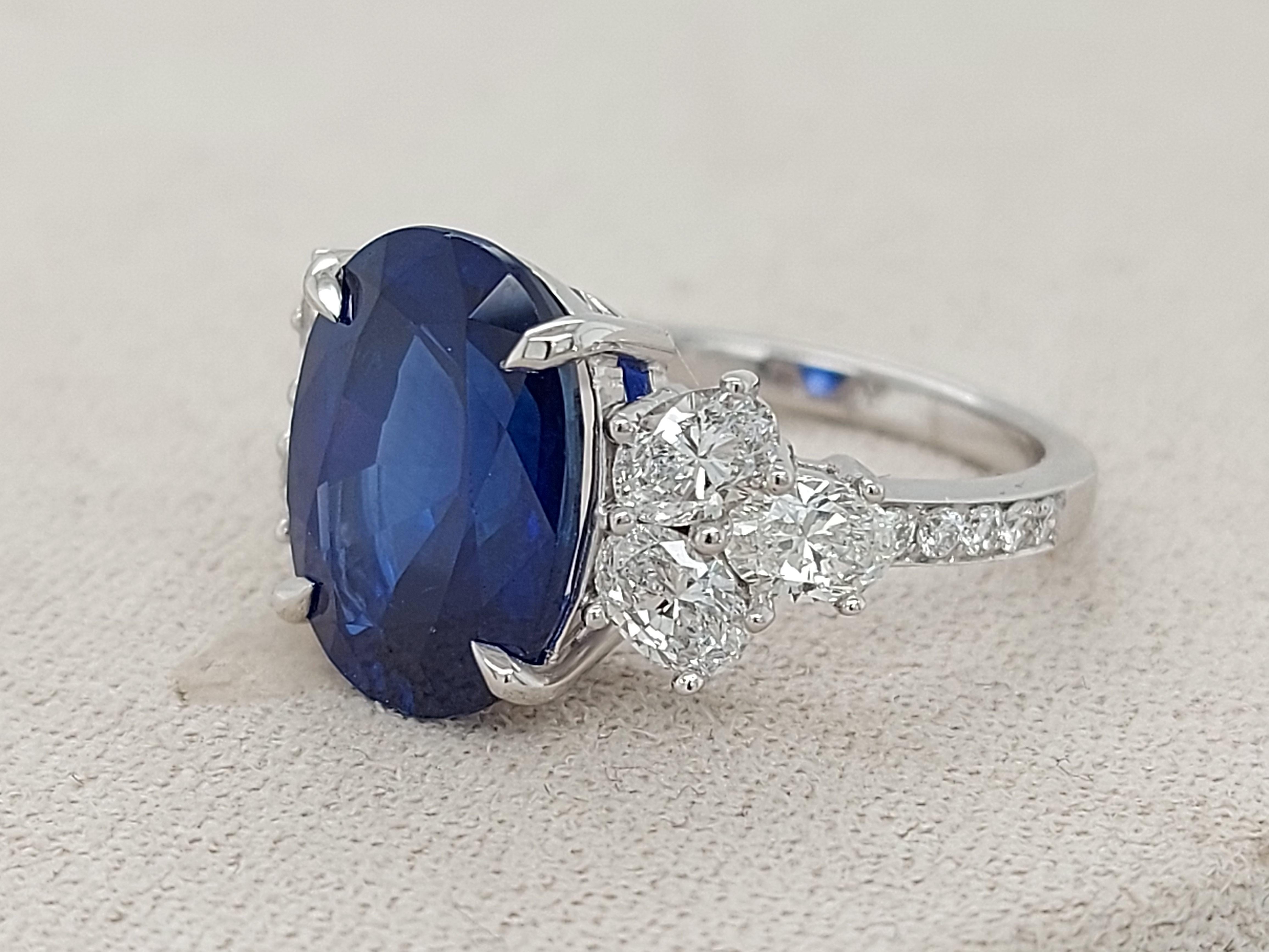 18 Karat White Gold Ring Set with a 7 Carat Sapphire and Diamonds In New Condition In Antwerp, BE