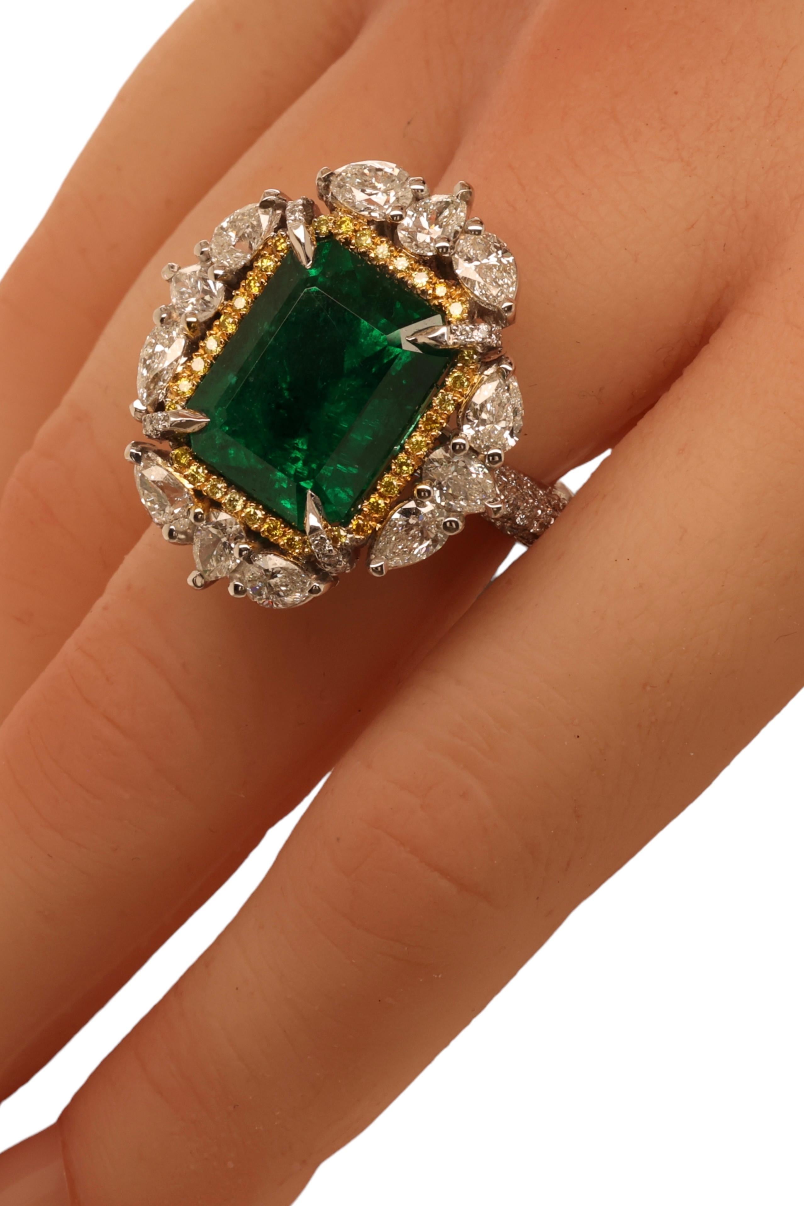 18 Karat White Gold Ring with 12.27 Carat Emerald, Pear Shape Diamonds 2.62 Ct For Sale 1