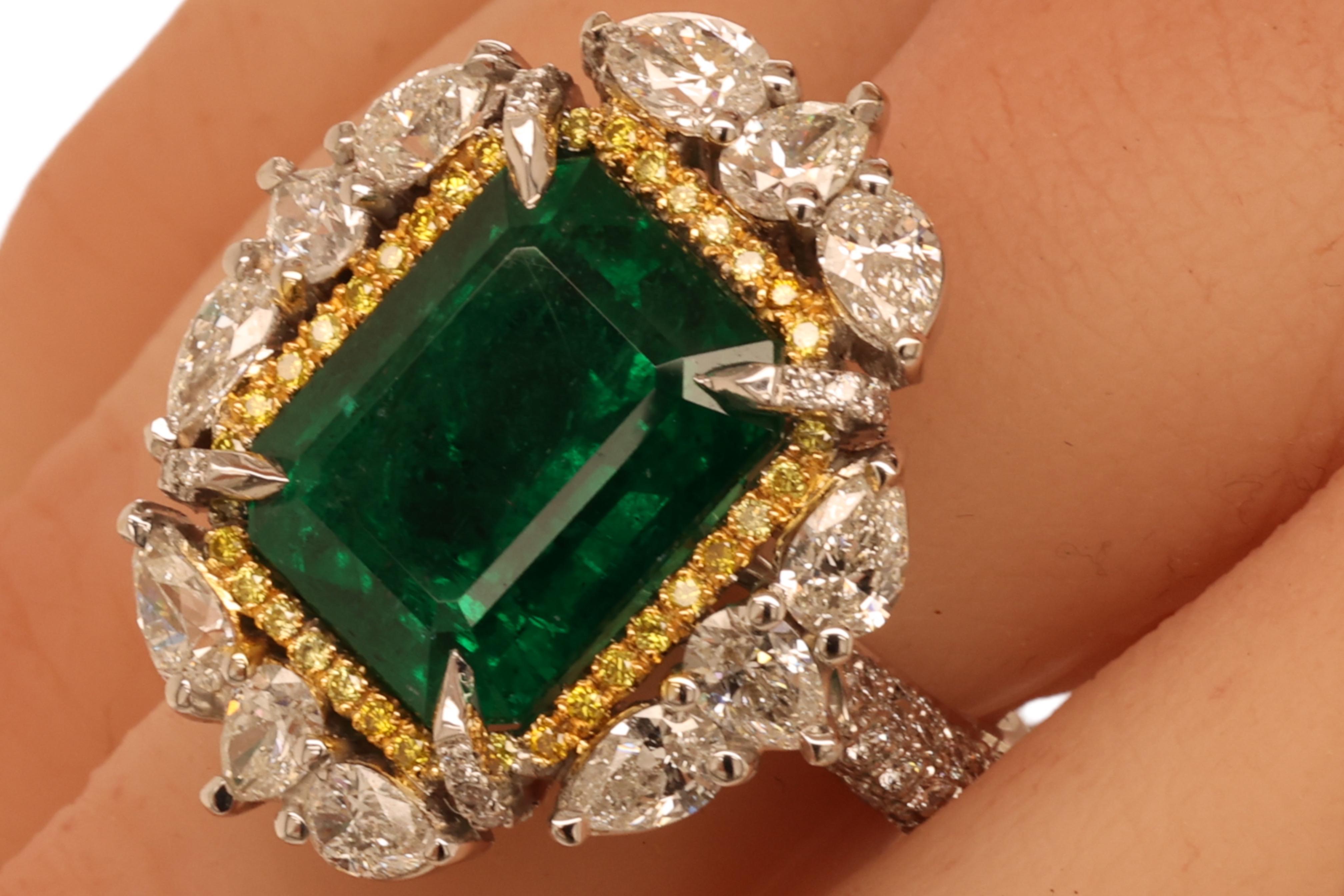 18 Karat White Gold Ring with 12.27 Carat Emerald, Pear Shape Diamonds 2.62 Ct For Sale 2