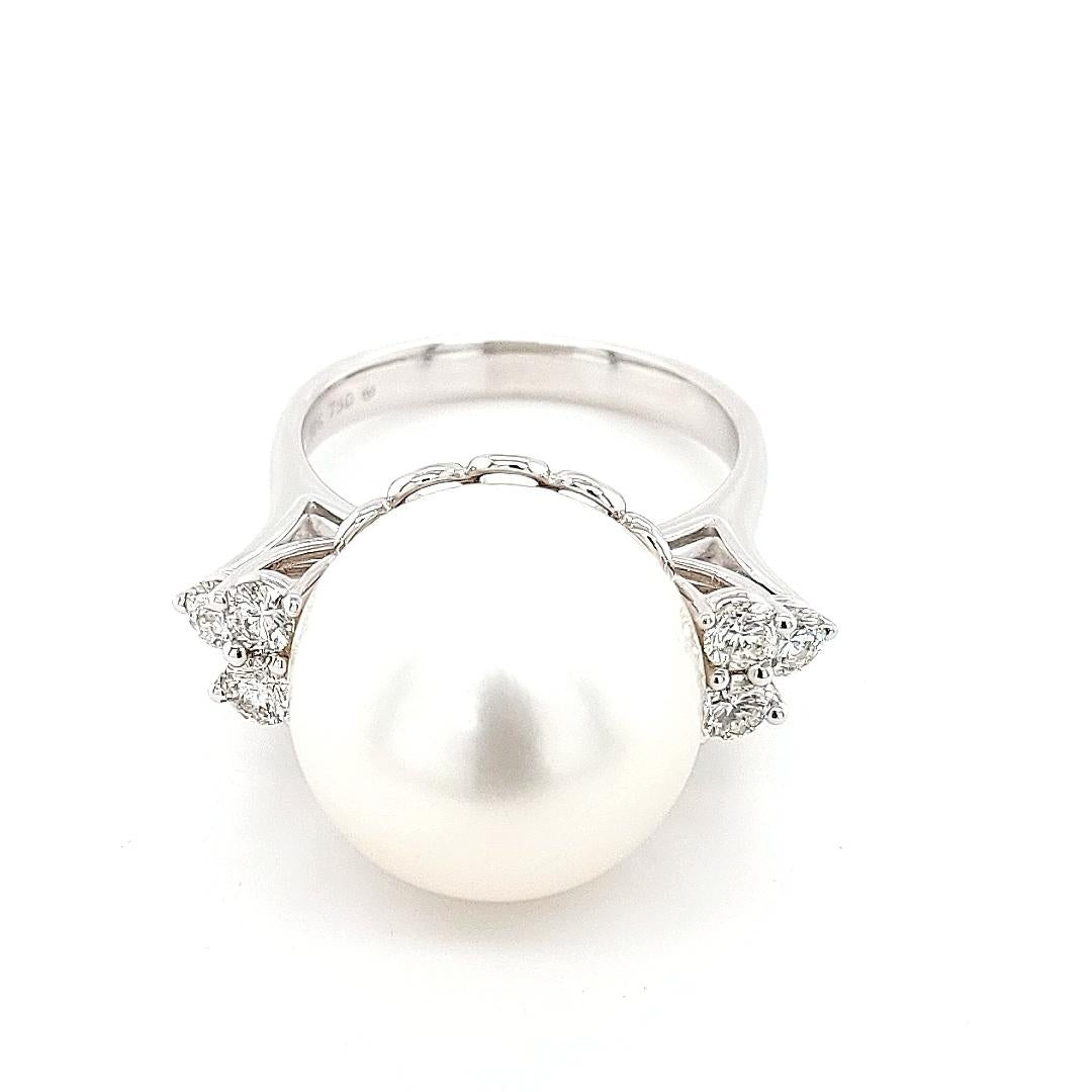 18kt White Gold Ring with South Sea Pearl and 0.60ct Diamonds In New Condition In Antwerp, BE