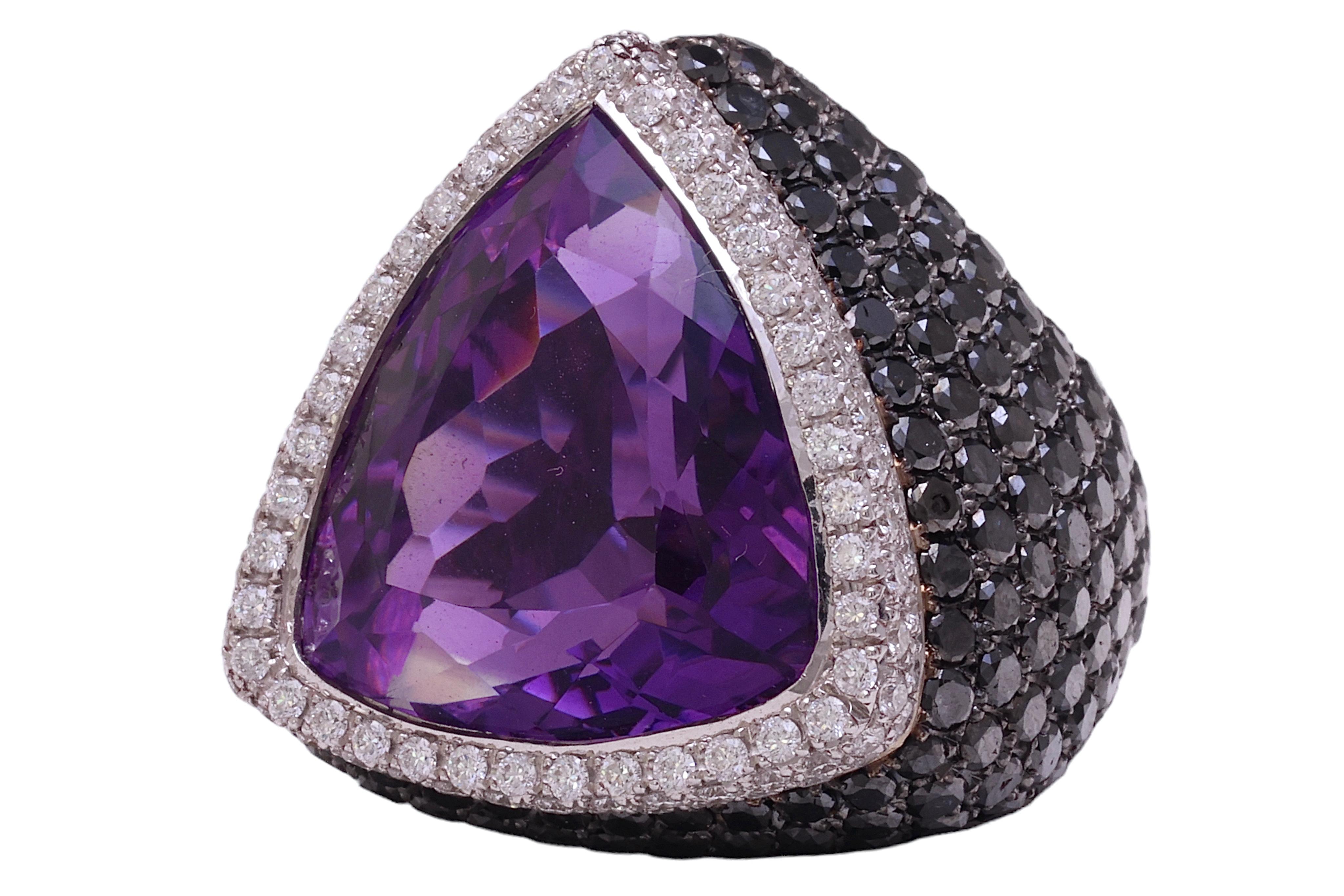 18 kt. White Gold Ring With 27.25 ct. Amethyst, 11.33ct Black & White Diamonds  In New Condition For Sale In Antwerp, BE