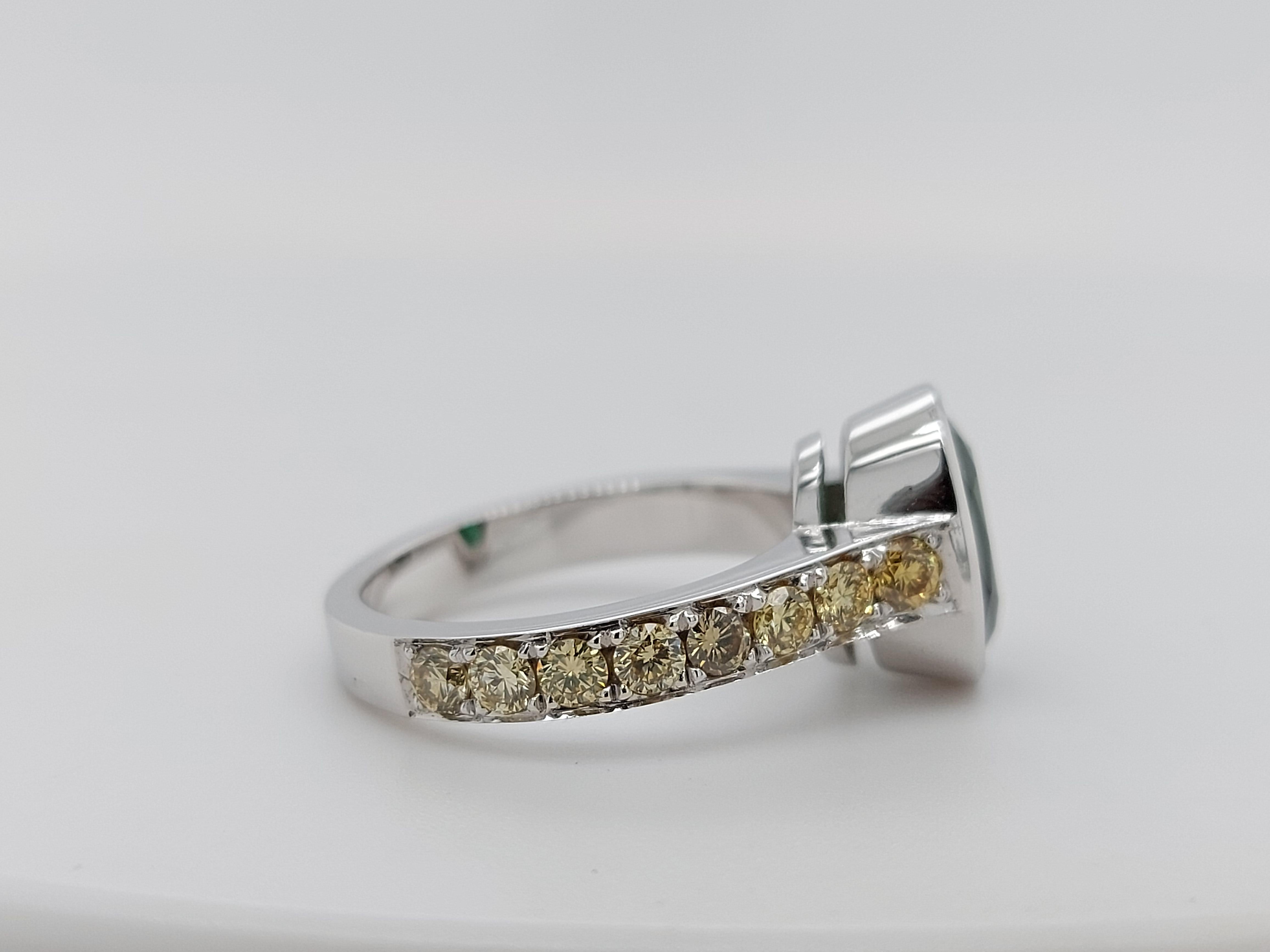 18 Karat White Gold Ring with 3.15 Carat Emerald and Fancy Yellow Diamonds For Sale 4