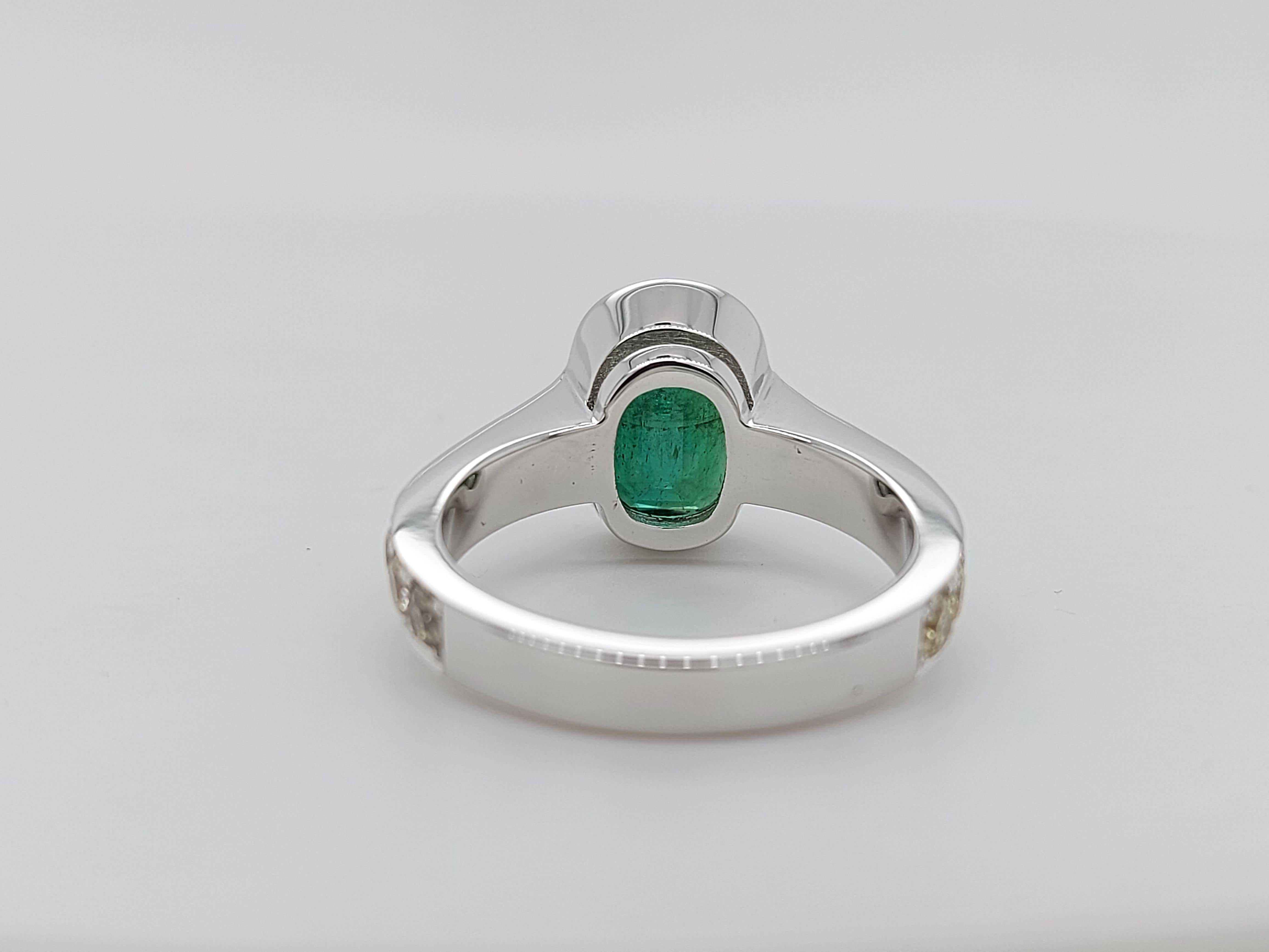 18 Karat White Gold Ring with 3.15 Carat Emerald and Fancy Yellow Diamonds For Sale 5