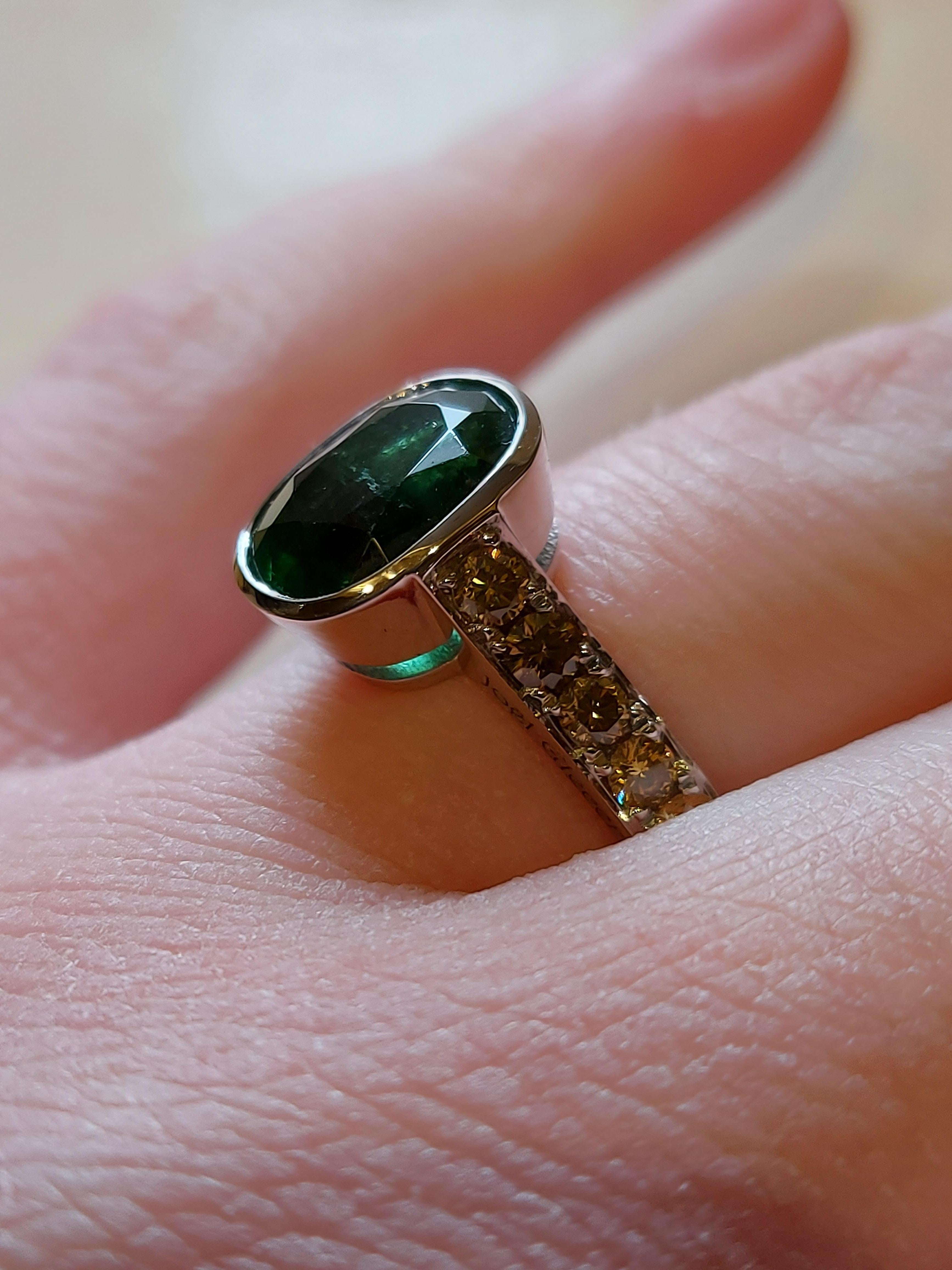 18 Karat White Gold Ring with 3.15 Carat Emerald and Fancy Yellow Diamonds For Sale 8