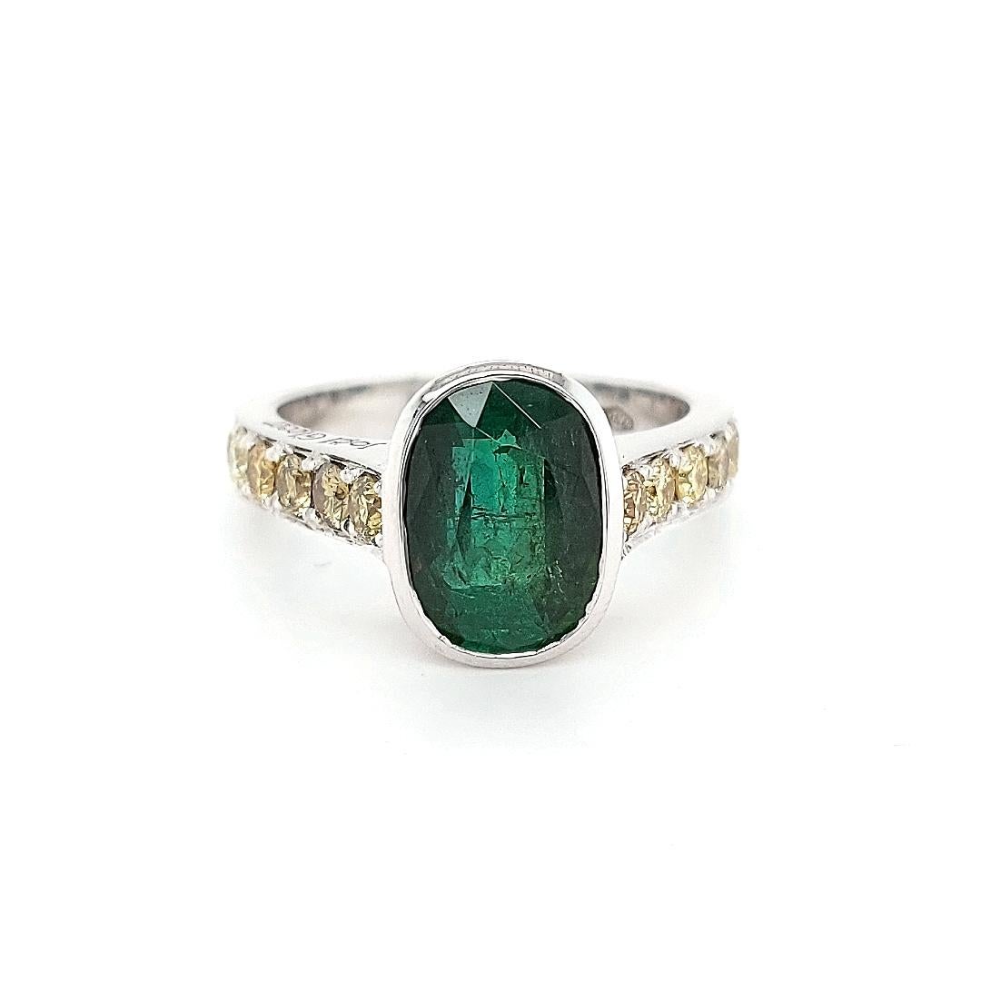 Magnificent 18kt white gold ring with beautiful emerald and fancy yellow diamonds 

A ring to enjoy day fater day hand made by our goldsmith

Diamonds: 16 fancy yellow diamonds Ca. 1,15 ct

Emerald: ca. 3.15 Cts of Deep green color

Material: 18kt