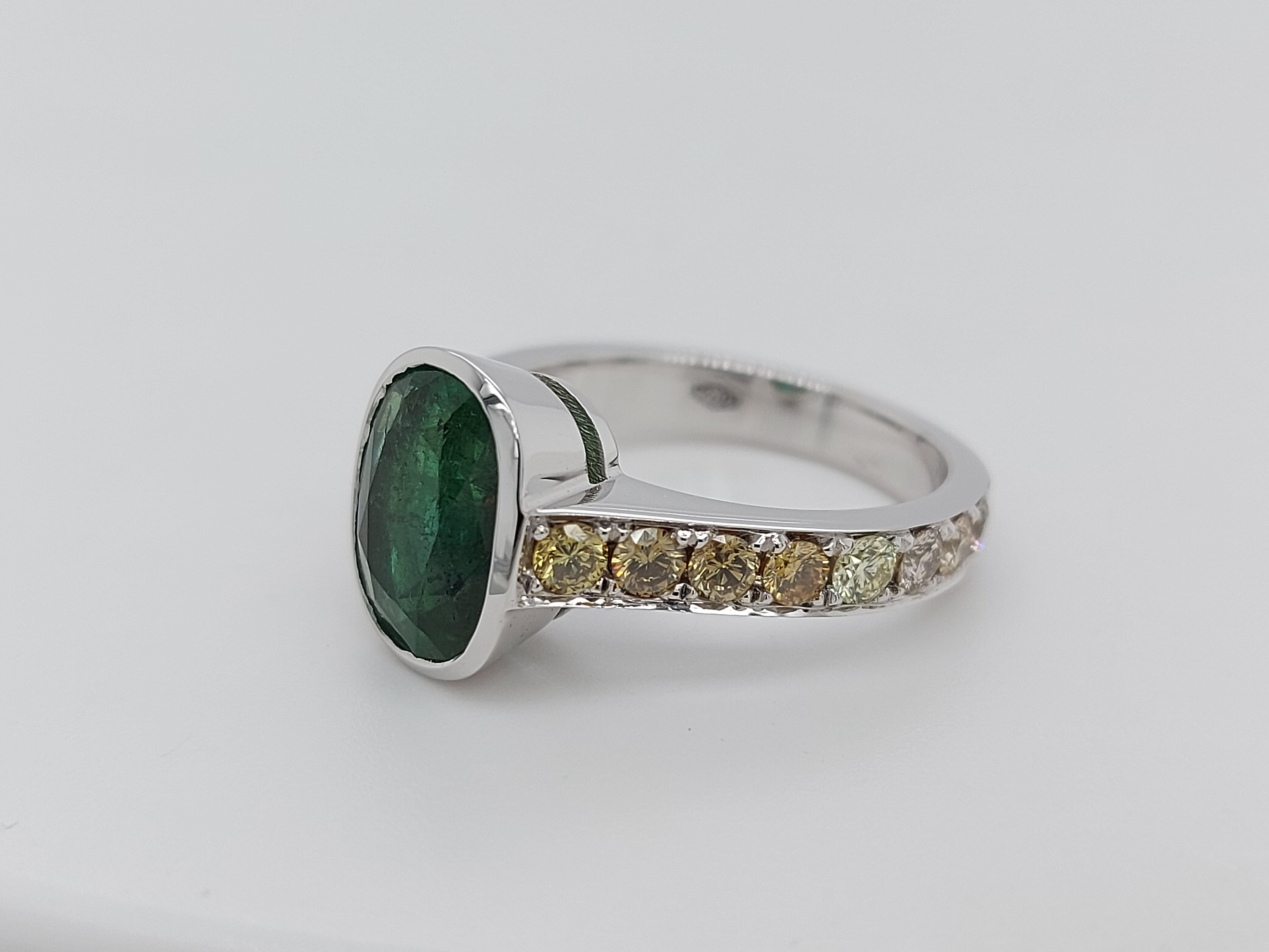 18 Karat White Gold Ring with 3.15 Carat Emerald and Fancy Yellow Diamonds In New Condition For Sale In Antwerp, BE