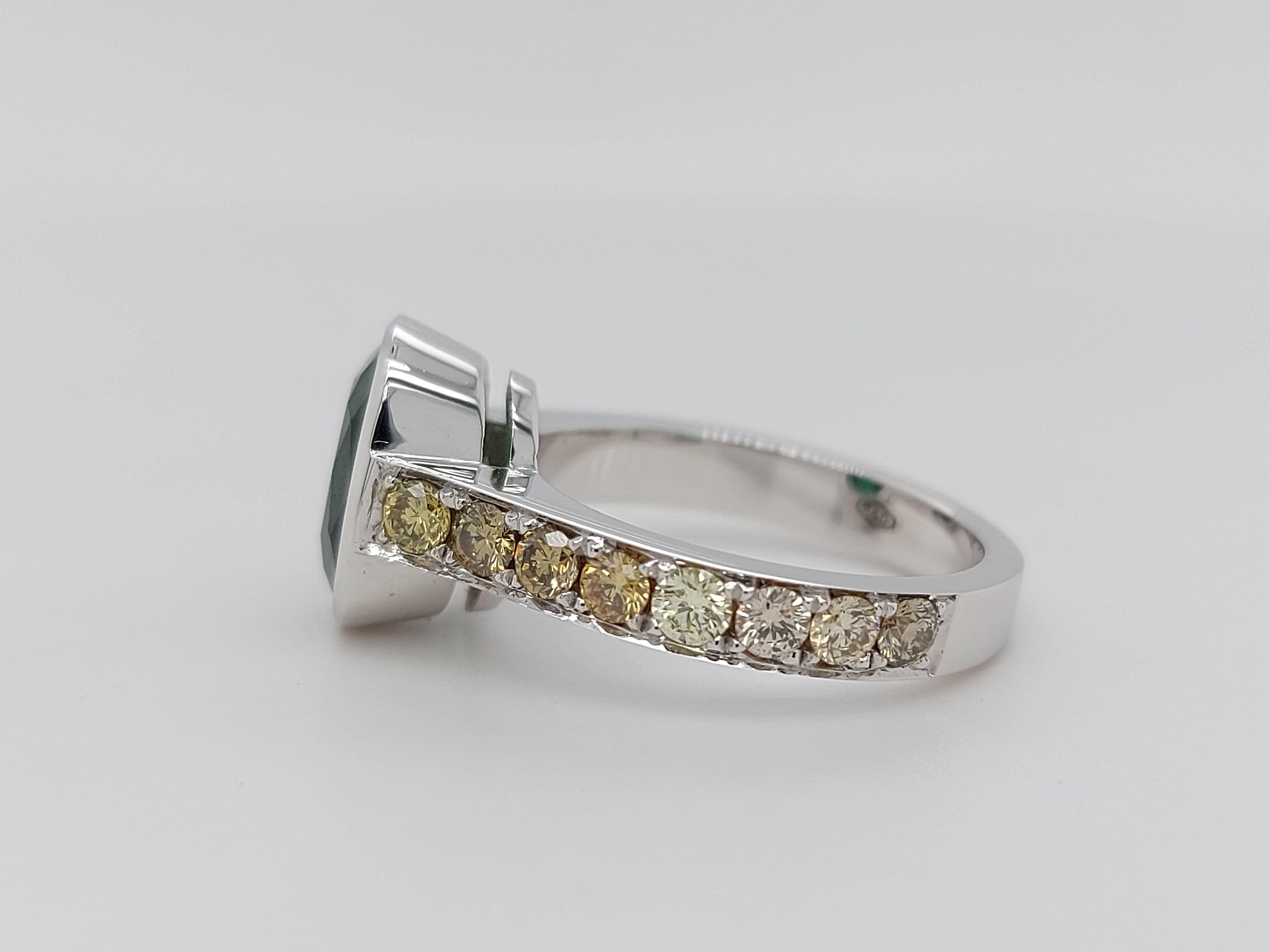 Women's or Men's 18 Karat White Gold Ring with 3.15 Carat Emerald and Fancy Yellow Diamonds For Sale