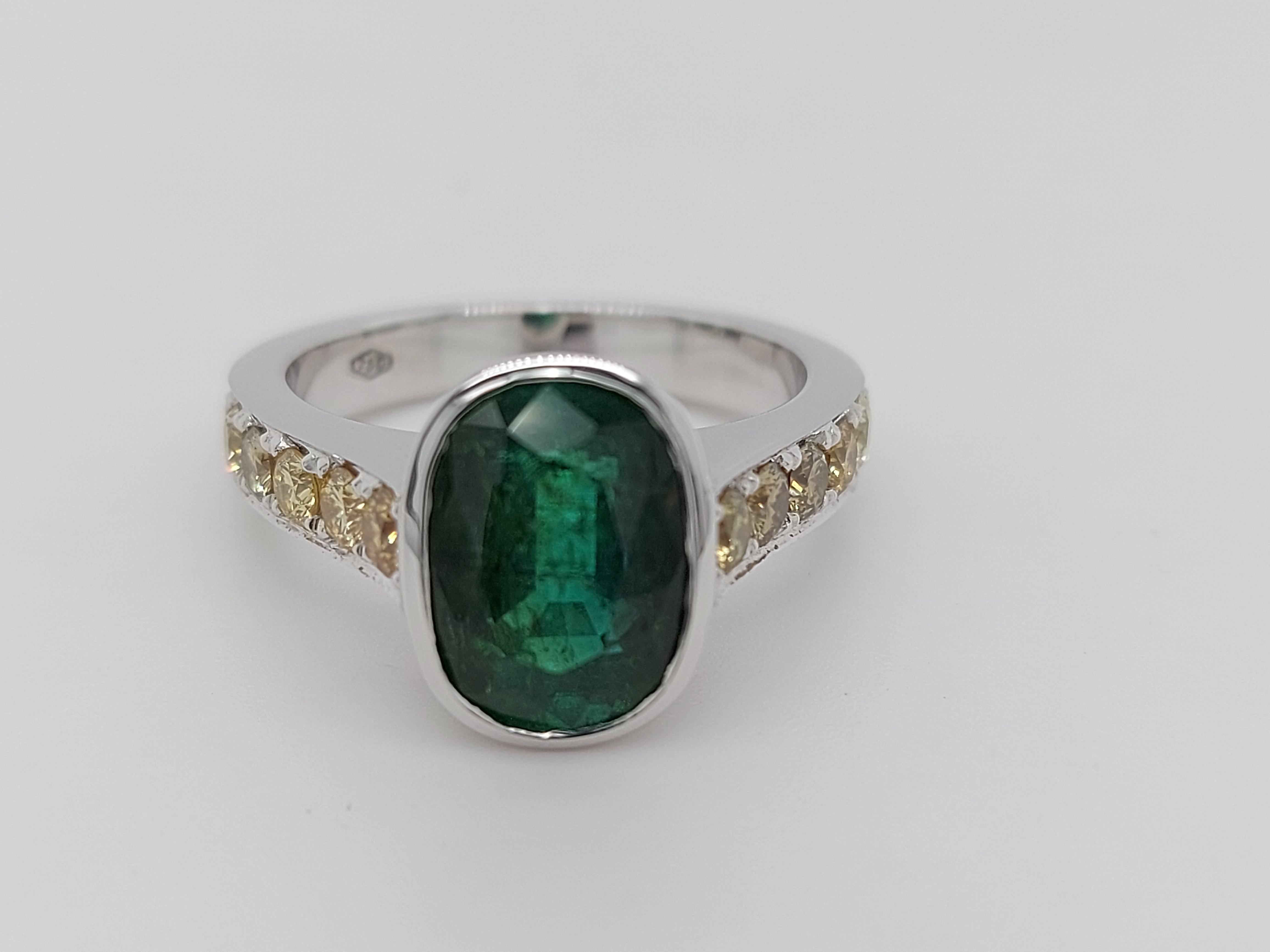 18 Karat White Gold Ring with 3.15 Carat Emerald and Fancy Yellow Diamonds For Sale 1