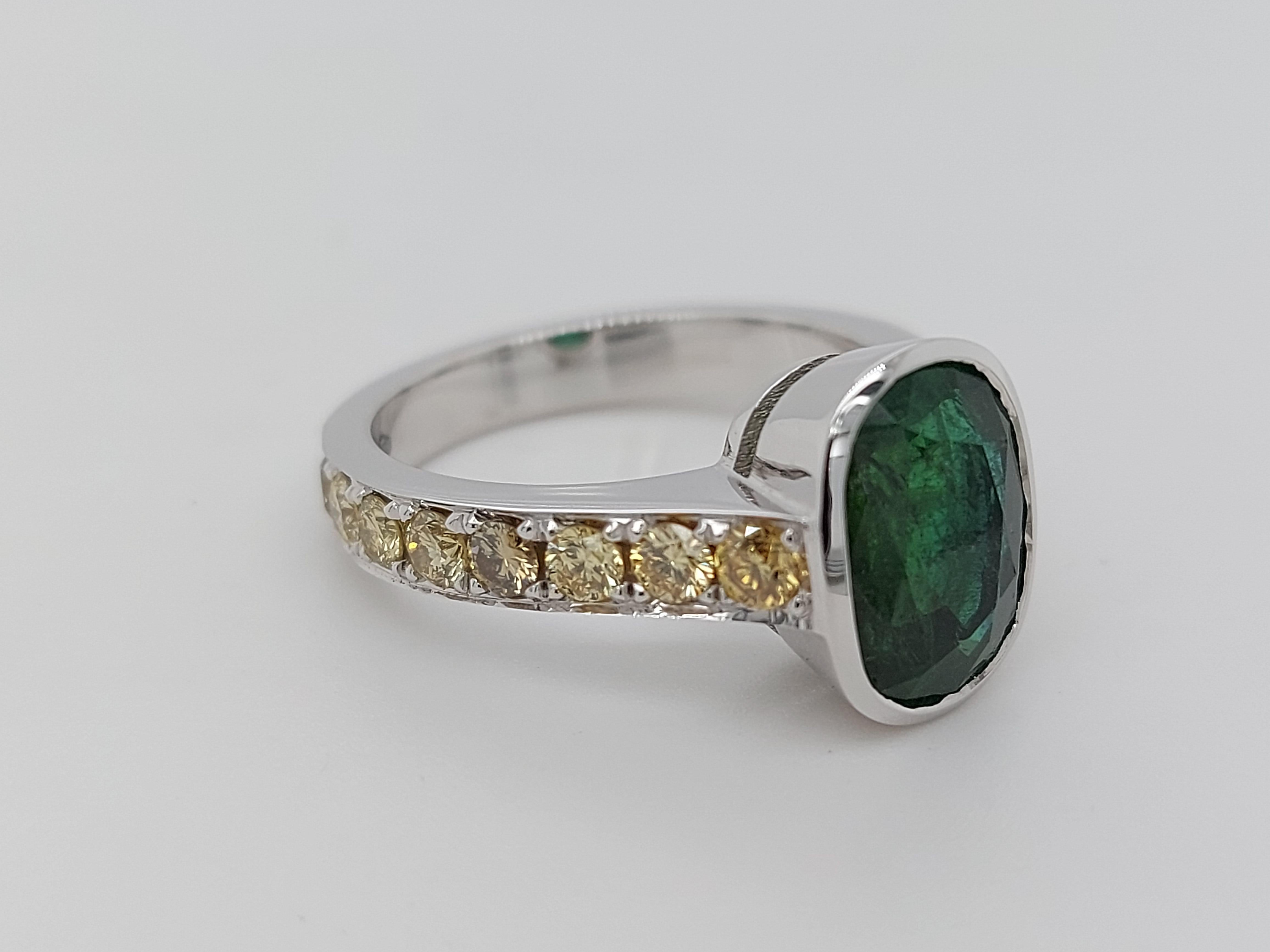 18 Karat White Gold Ring with 3.15 Carat Emerald and Fancy Yellow Diamonds For Sale 2