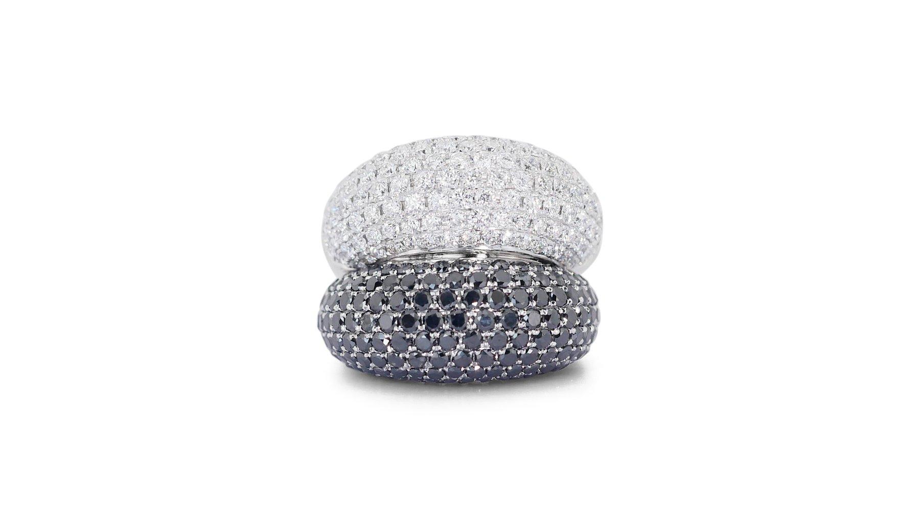 Anello con diamante nero da 4 carati e diamanti laterali da 4,36 carati in oro bianco 18 carati, Whiting

Questo splendido anello è realizzato in oro bianco 18 carati e presenta 151 diamanti neri tondi e brillanti per un totale di 4 carati. I