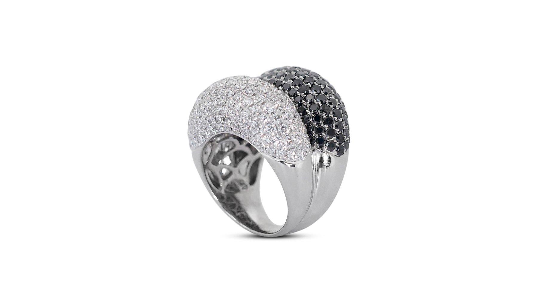 18 kt. Anello in oro bianco con 8,36 ct di diamanti naturali totali - Certificato IGI in vendita 1