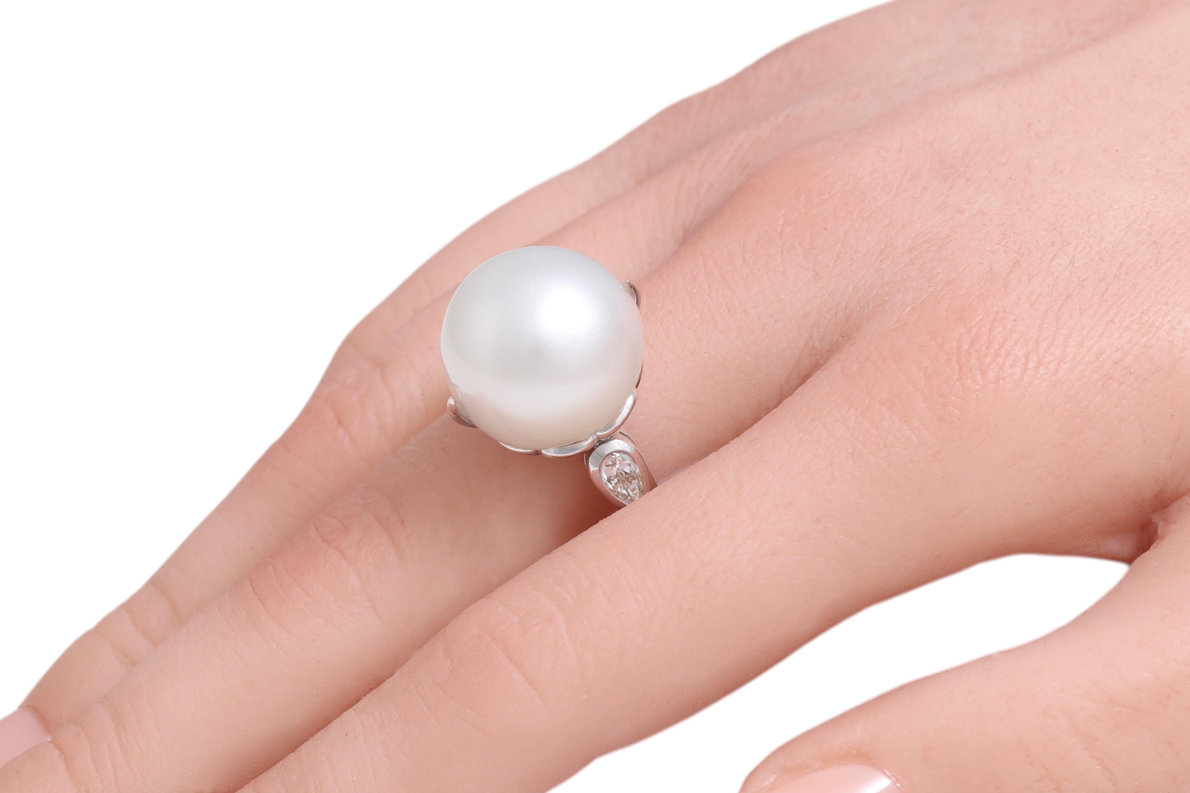 Anello in oro bianco 18 Kt con enorme perla dei mari del sud da 15,5 mm e diamanti a forma di pera in vendita 6