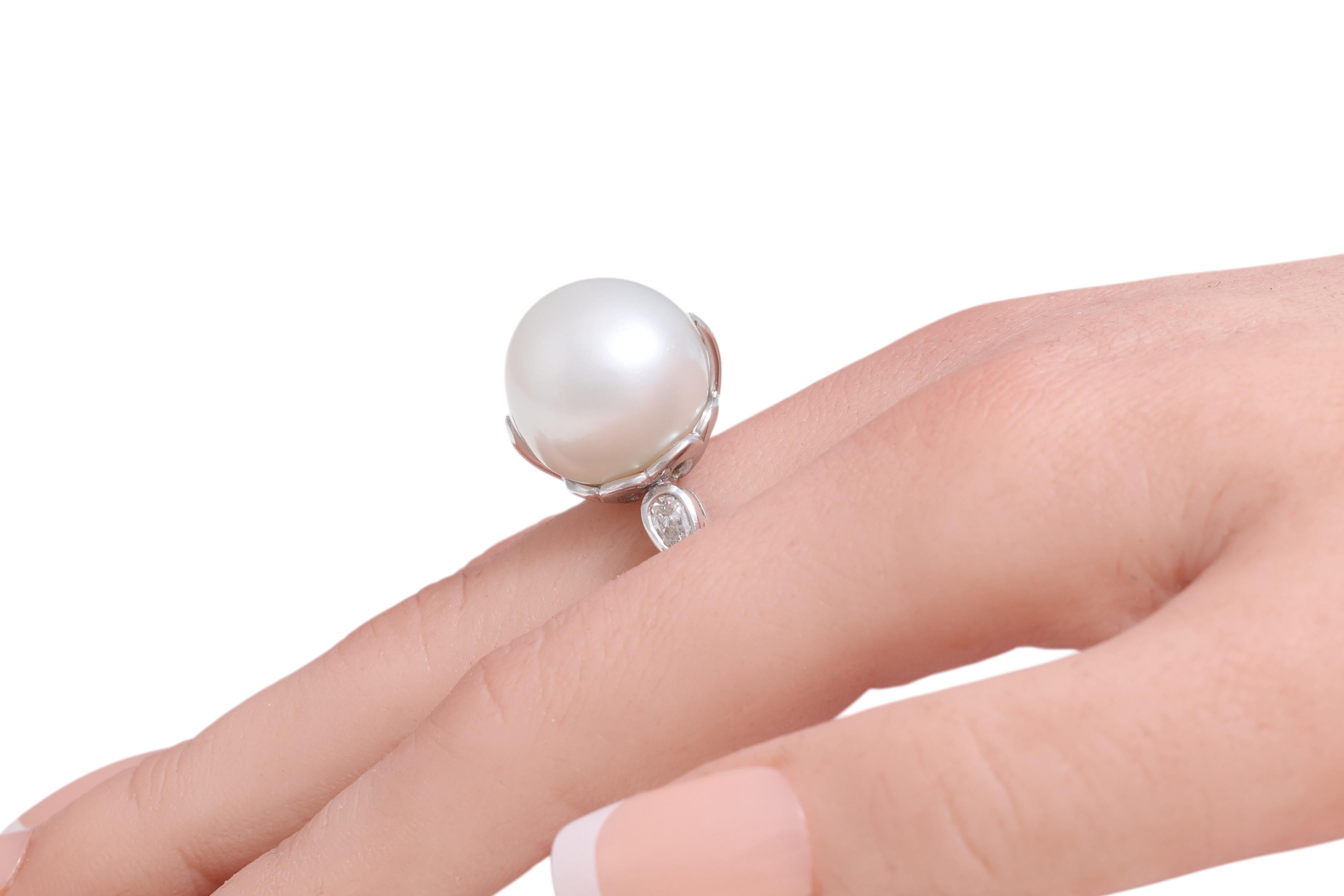 Anello in oro bianco 18 Kt con enorme perla dei mari del sud da 15,5 mm e diamanti a forma di pera in vendita 7