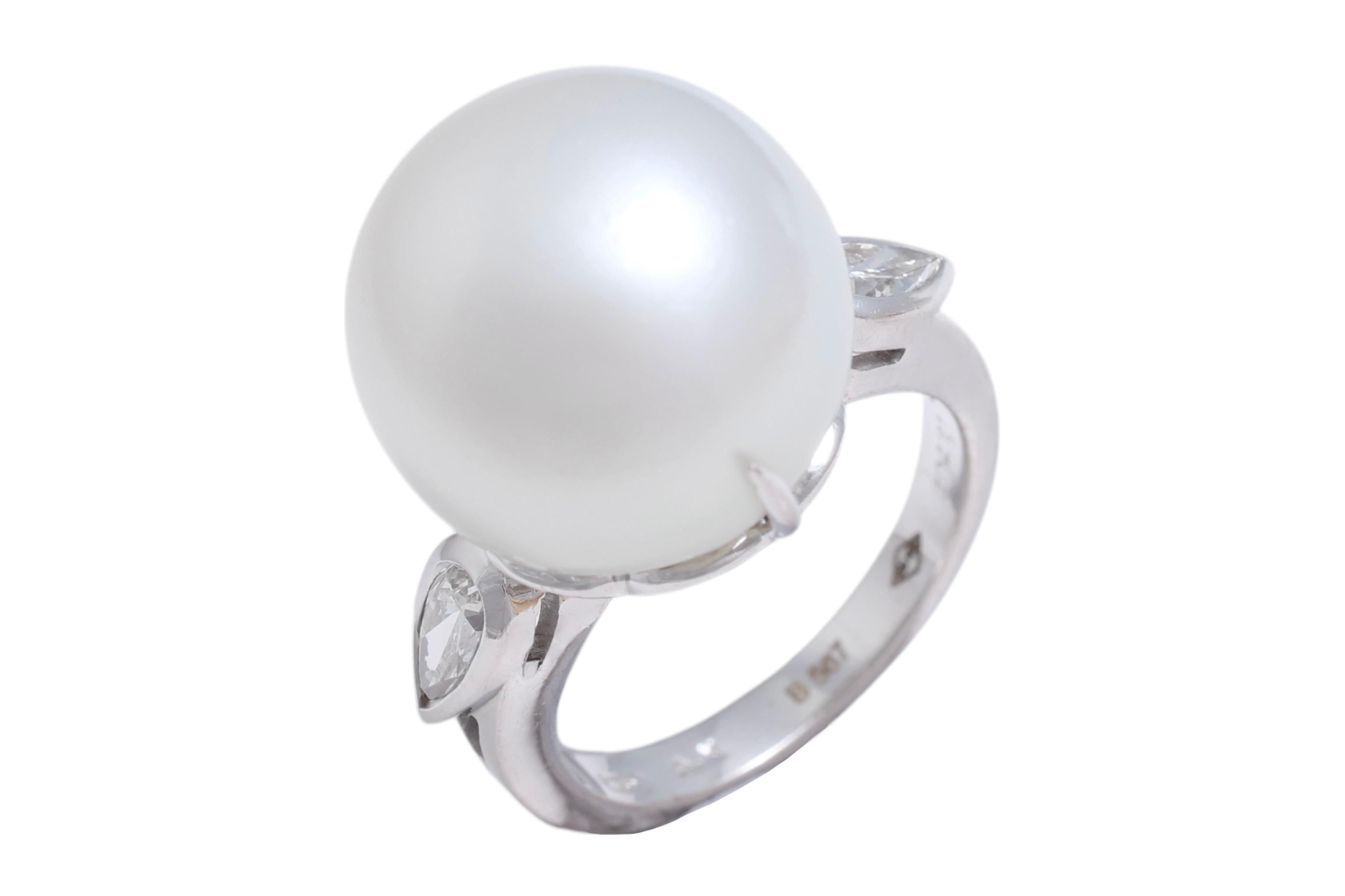 Anello in oro bianco 18 Kt con enorme perla dei mari del sud da 15,5 mm e diamanti a forma di pera

Materiale: oro bianco 18 carati

Diamante :  2 forme di pera per un totale di 0,78 Ct Loupe Clean

Peso: 13,8 grammi

Perla : Australiana dei mari