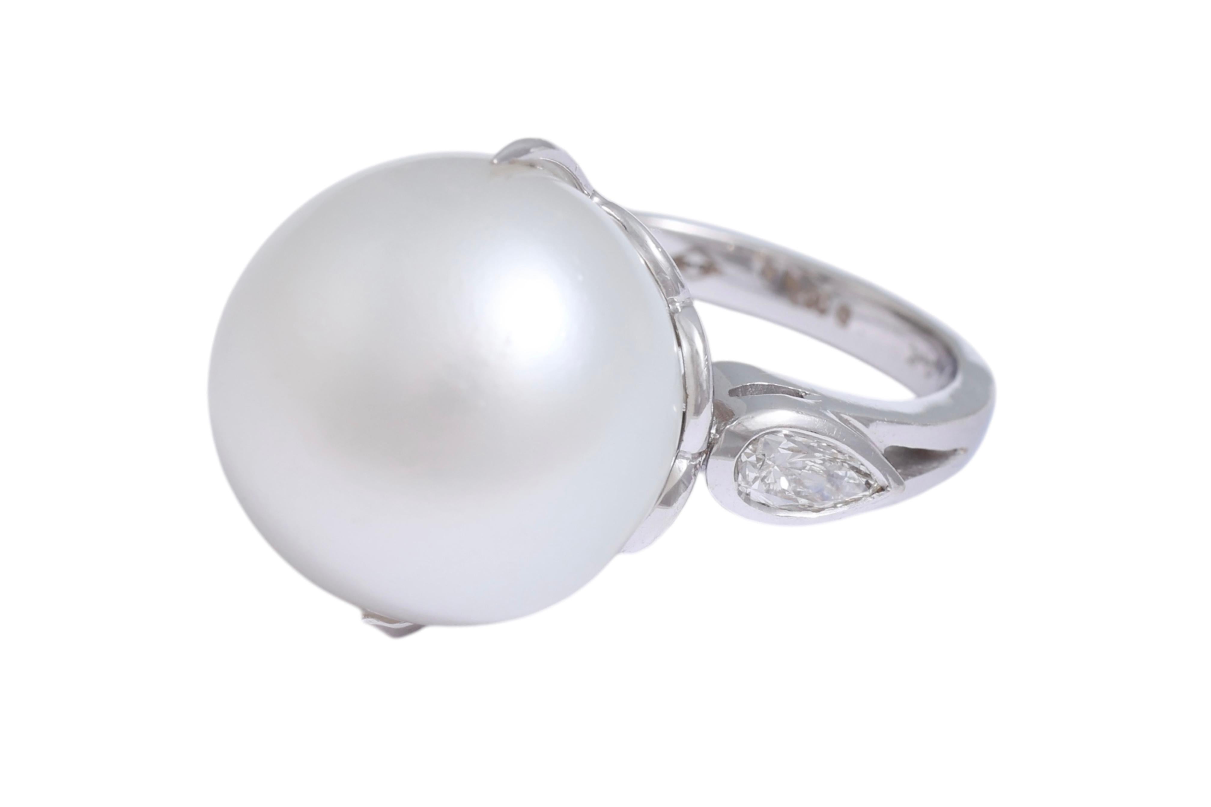 Artigiano Anello in oro bianco 18 Kt con enorme perla dei mari del sud da 15,5 mm e diamanti a forma di pera in vendita
