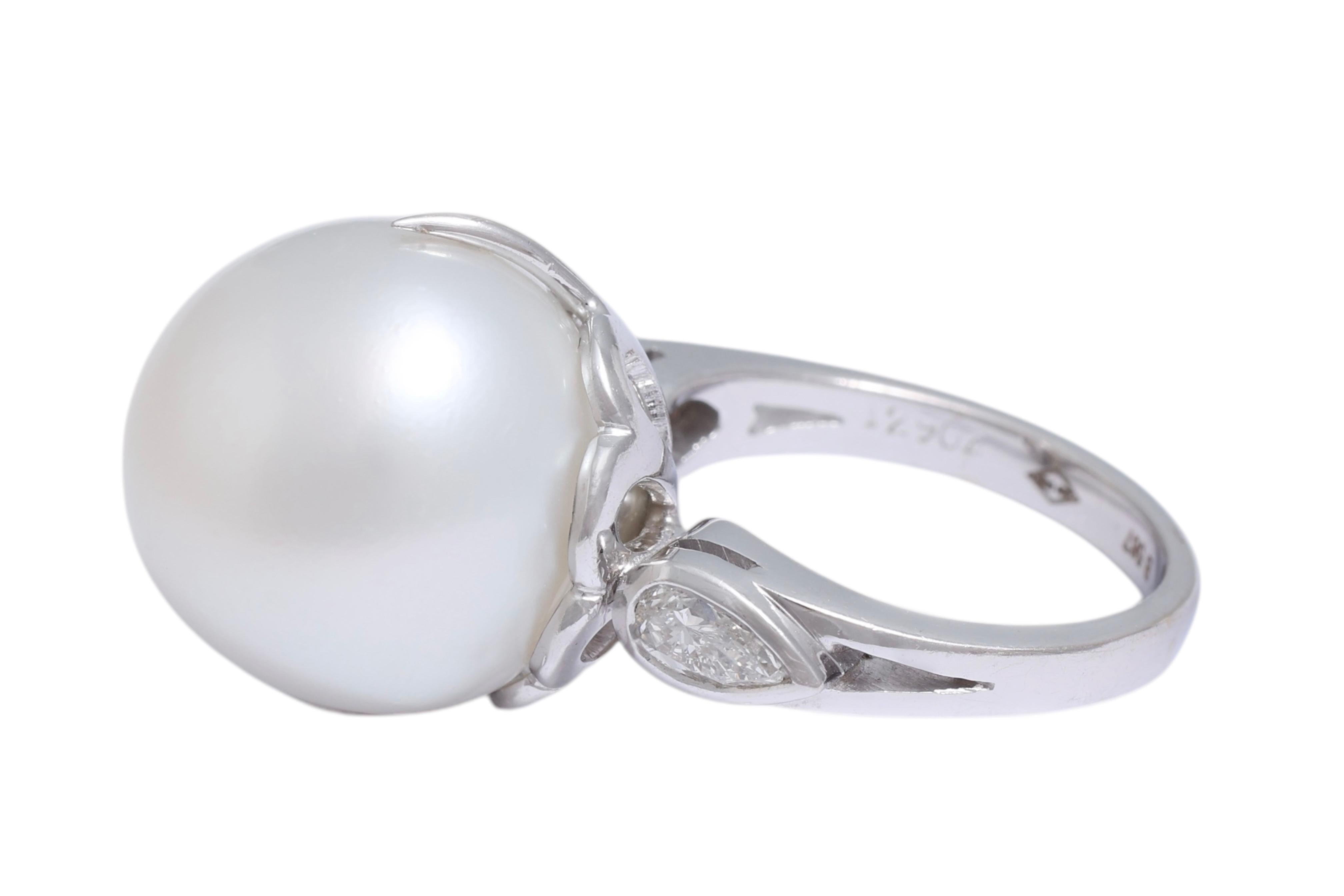 Taglio a goccia Anello in oro bianco 18 Kt con enorme perla dei mari del sud da 15,5 mm e diamanti a forma di pera in vendita